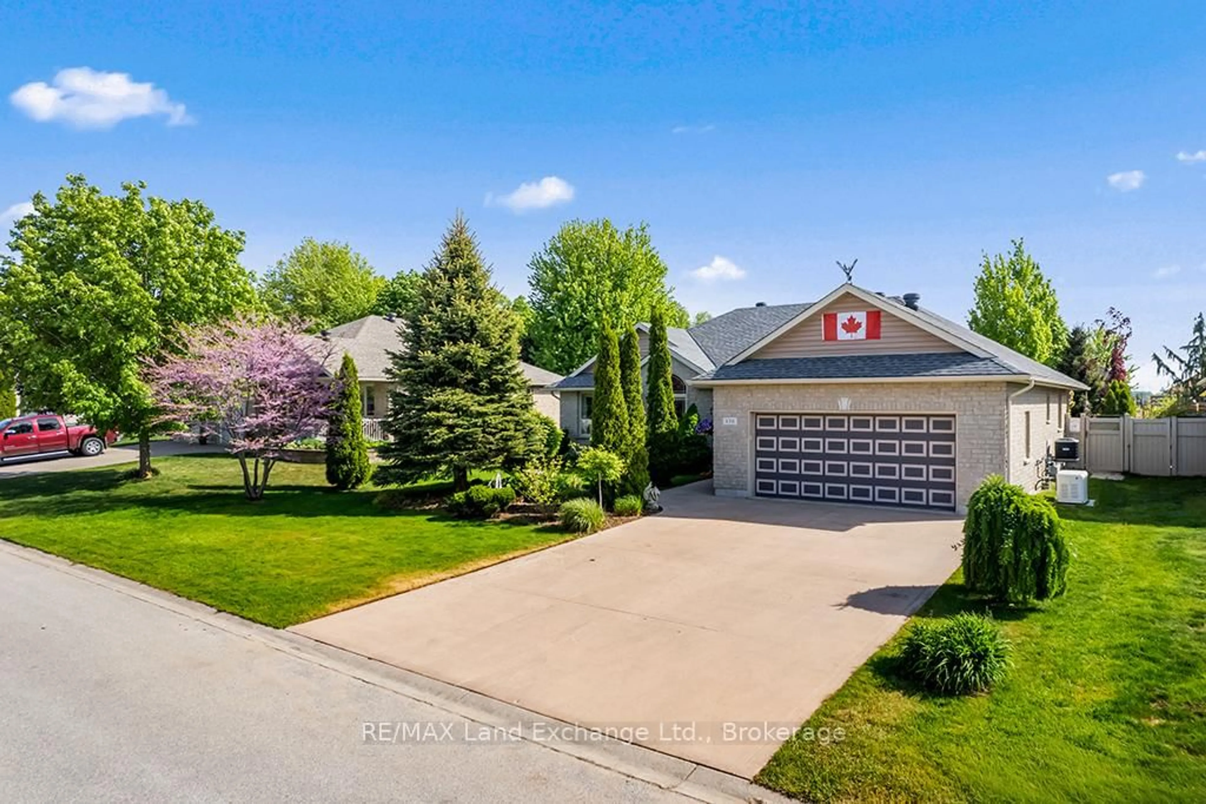 A pic from outside/outdoor area/front of a property/back of a property/a pic from drone, street for 478 Bluewater Dr, Saugeen Shores Ontario N0H 2C1