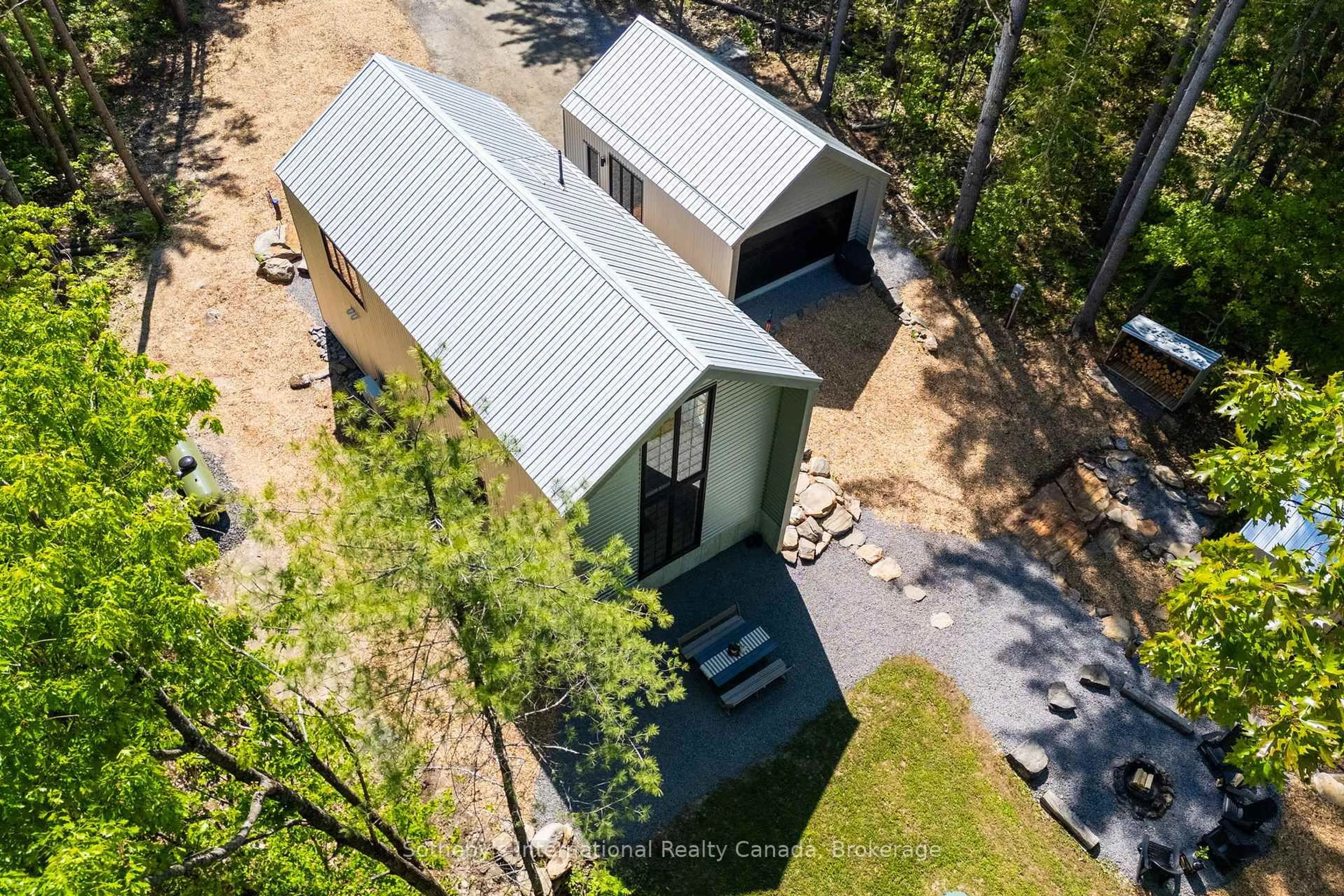 A pic from outside/outdoor area/front of a property/back of a property/a pic from drone, unknown for 2074 Muskoka 169 Rd, Gravenhurst Ontario P1P 1R1