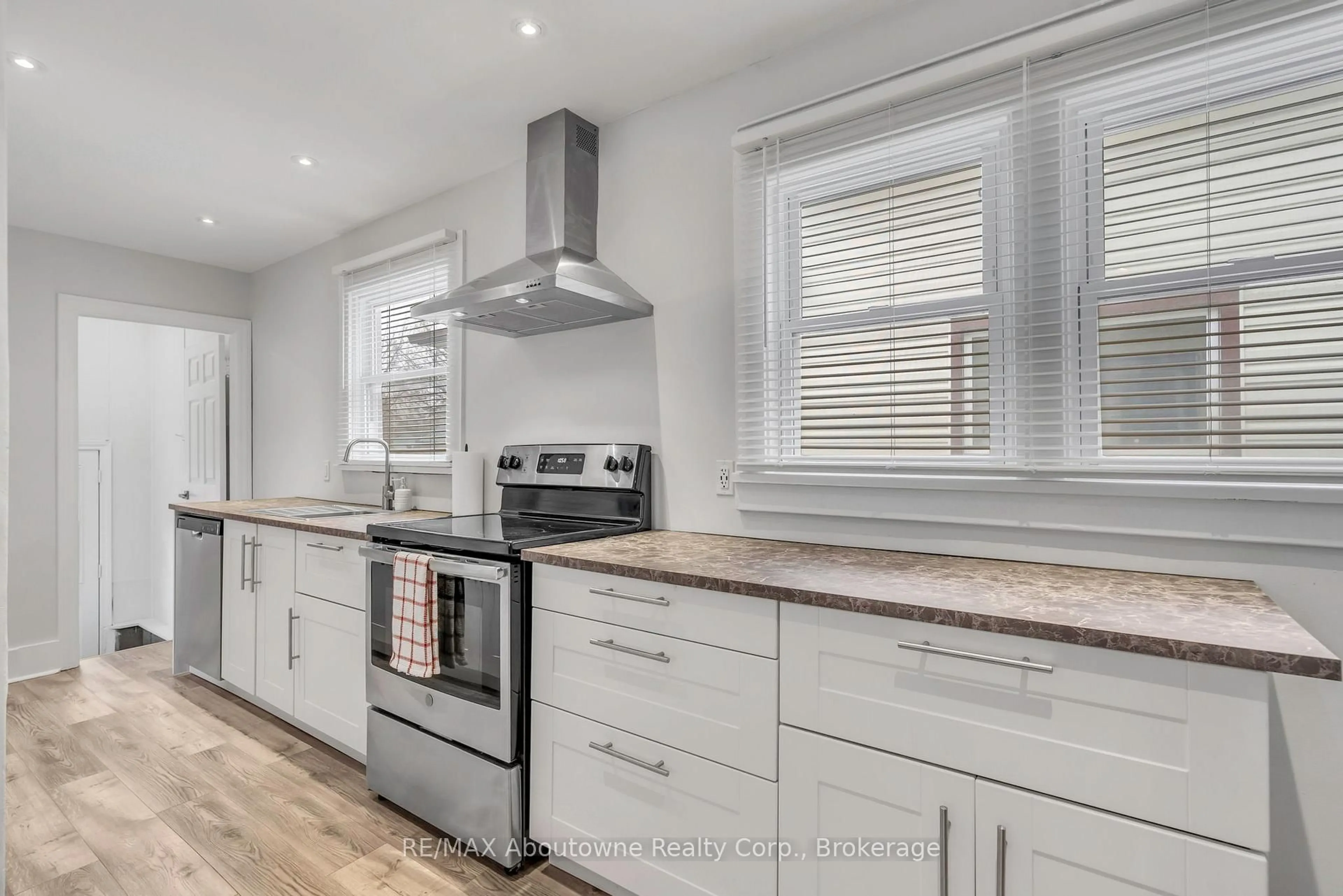 Open concept kitchen, unknown for 5111 KITCHENER St, Niagara Falls Ontario L2G 1B1