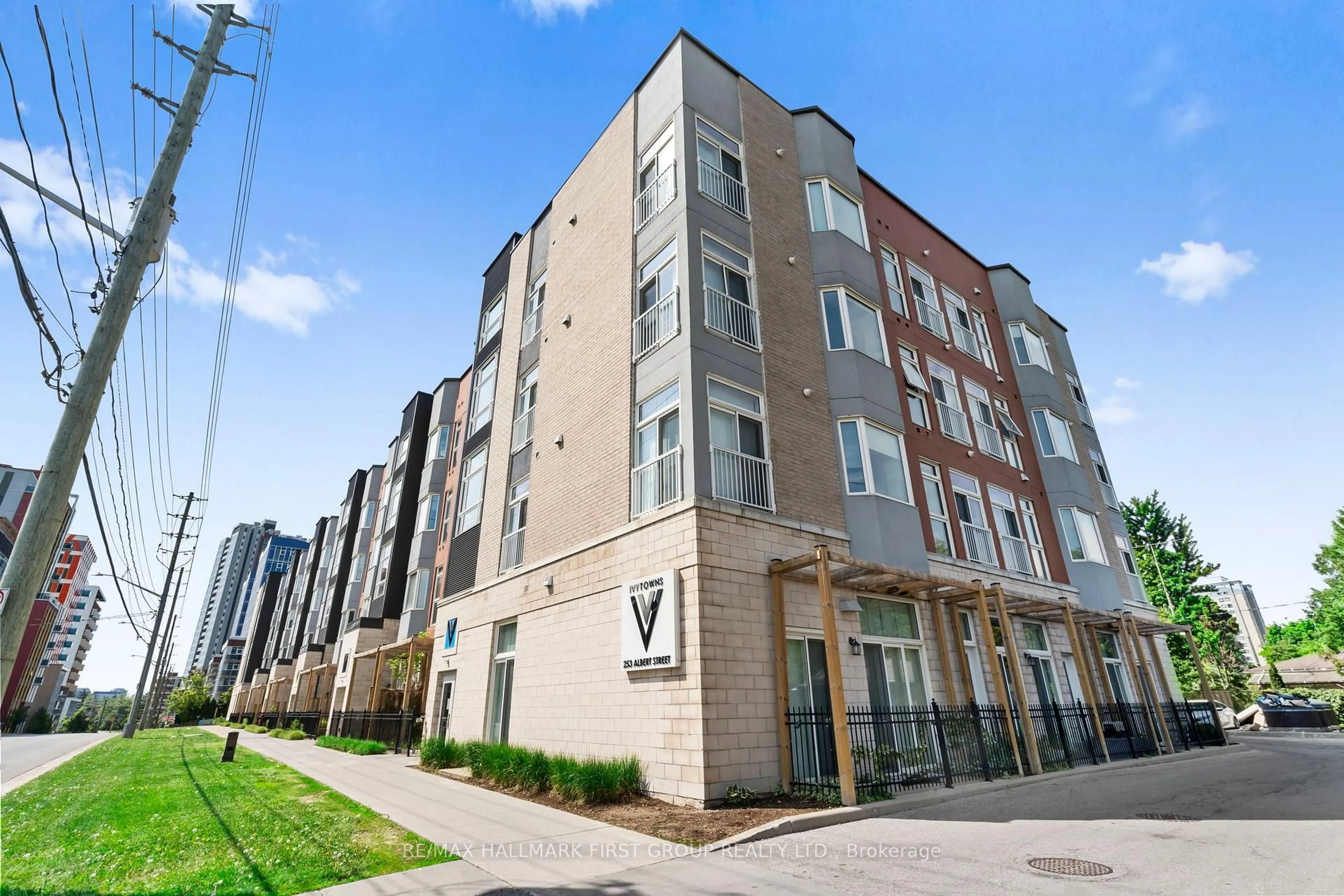 Home with vinyl exterior material, street for 253 Albert St #105, Waterloo Ontario N1L 3T7