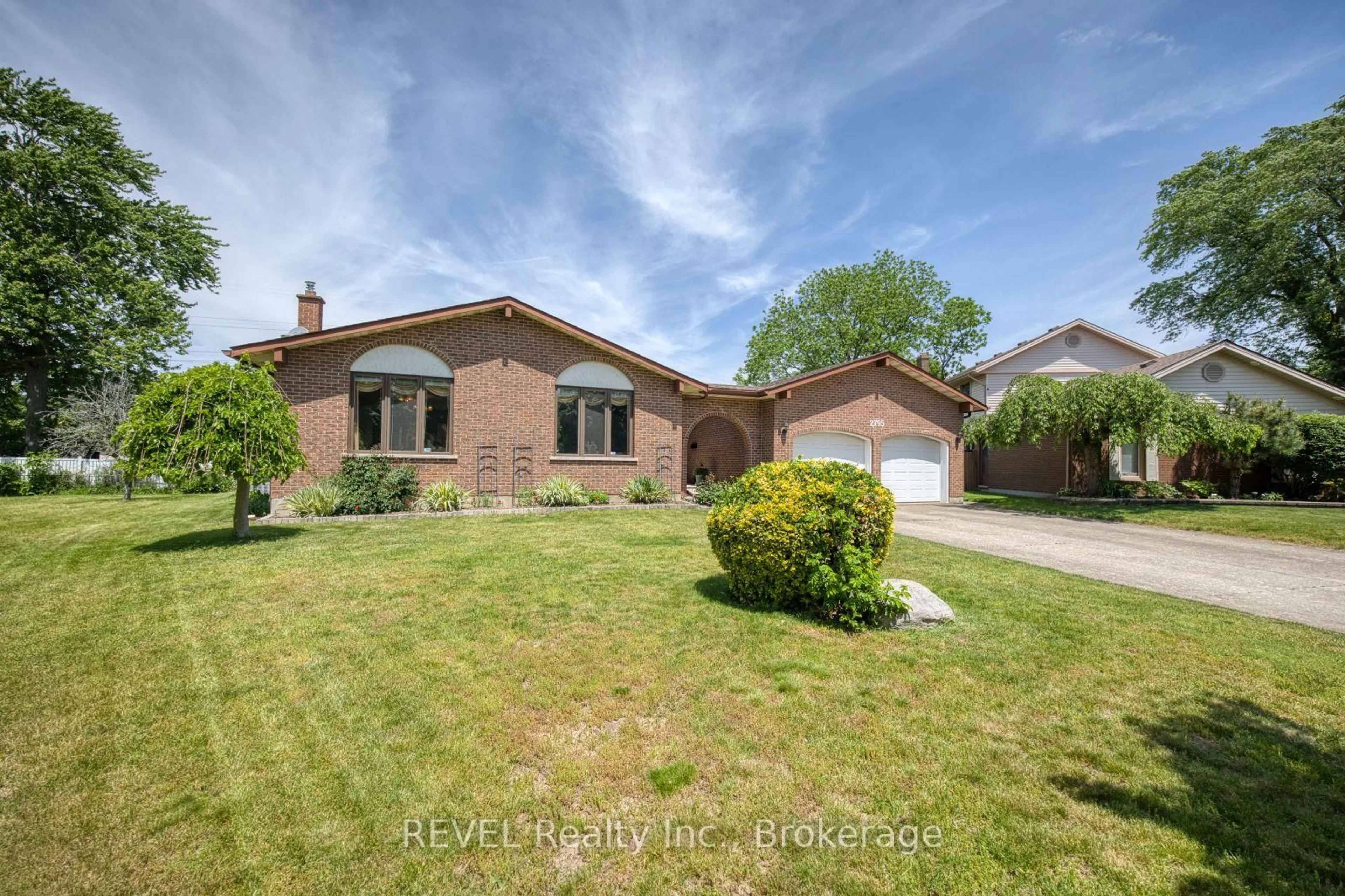 A pic from outside/outdoor area/front of a property/back of a property/a pic from drone, street for 2795 Solar Cres, Niagara Falls Ontario L2J 4A8