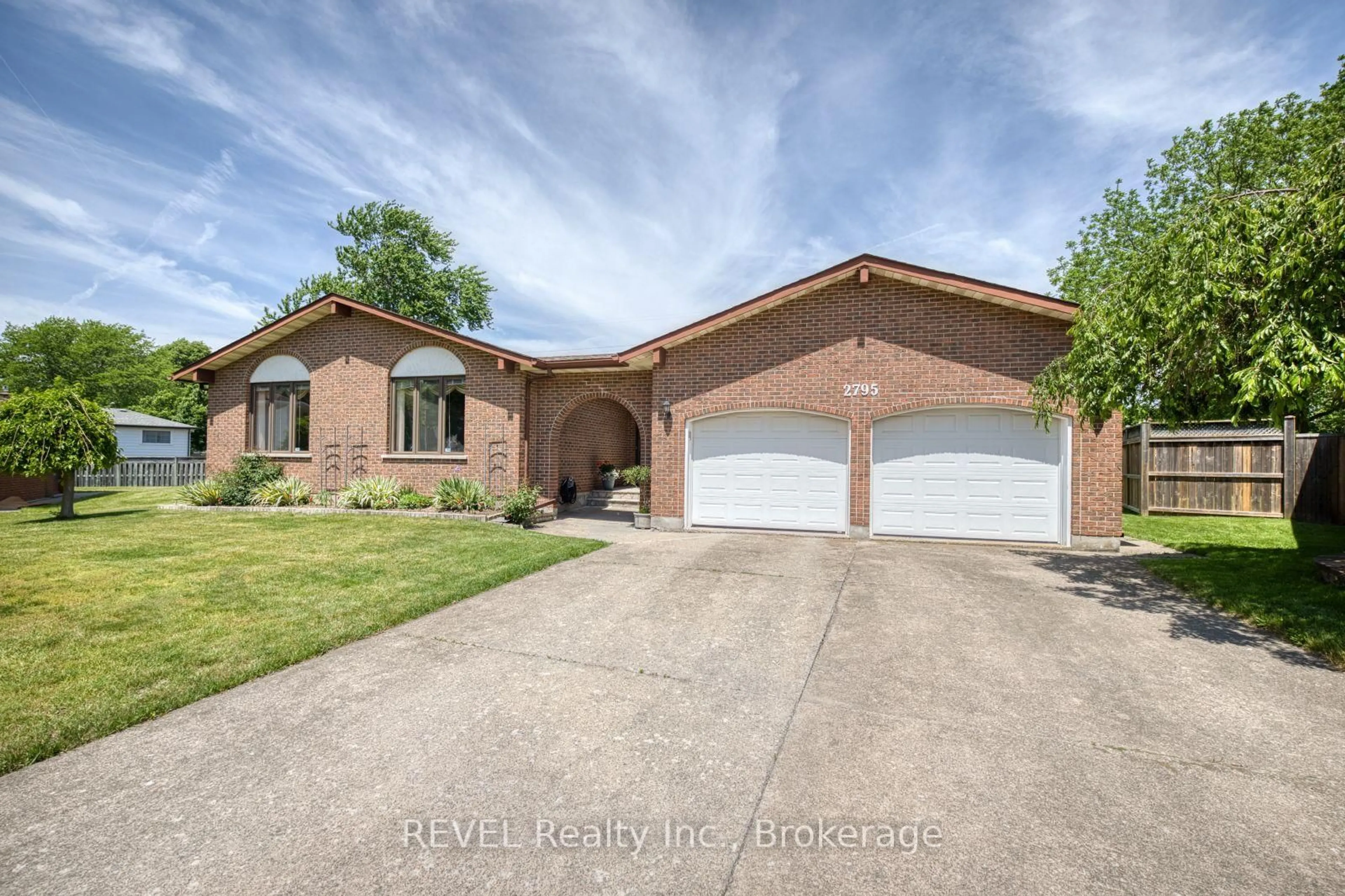 Home with brick exterior material, street for 2795 Solar Cres, Niagara Falls Ontario L2J 4A8