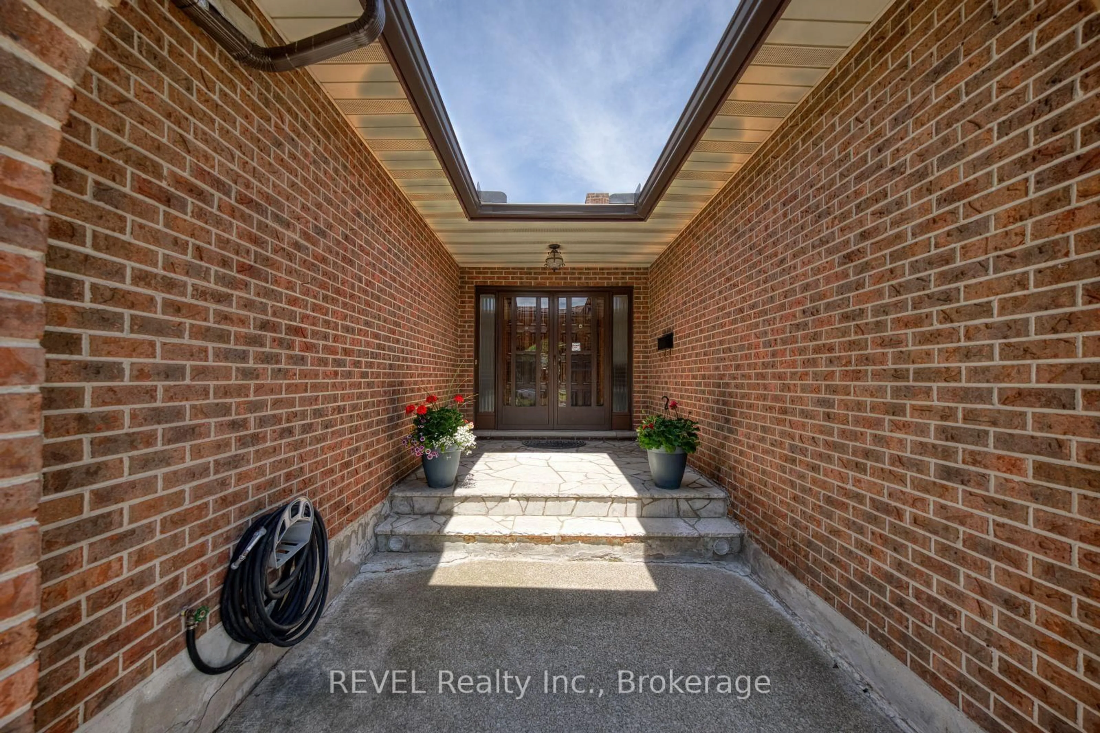 Indoor entryway for 2795 Solar Cres, Niagara Falls Ontario L2J 4A8