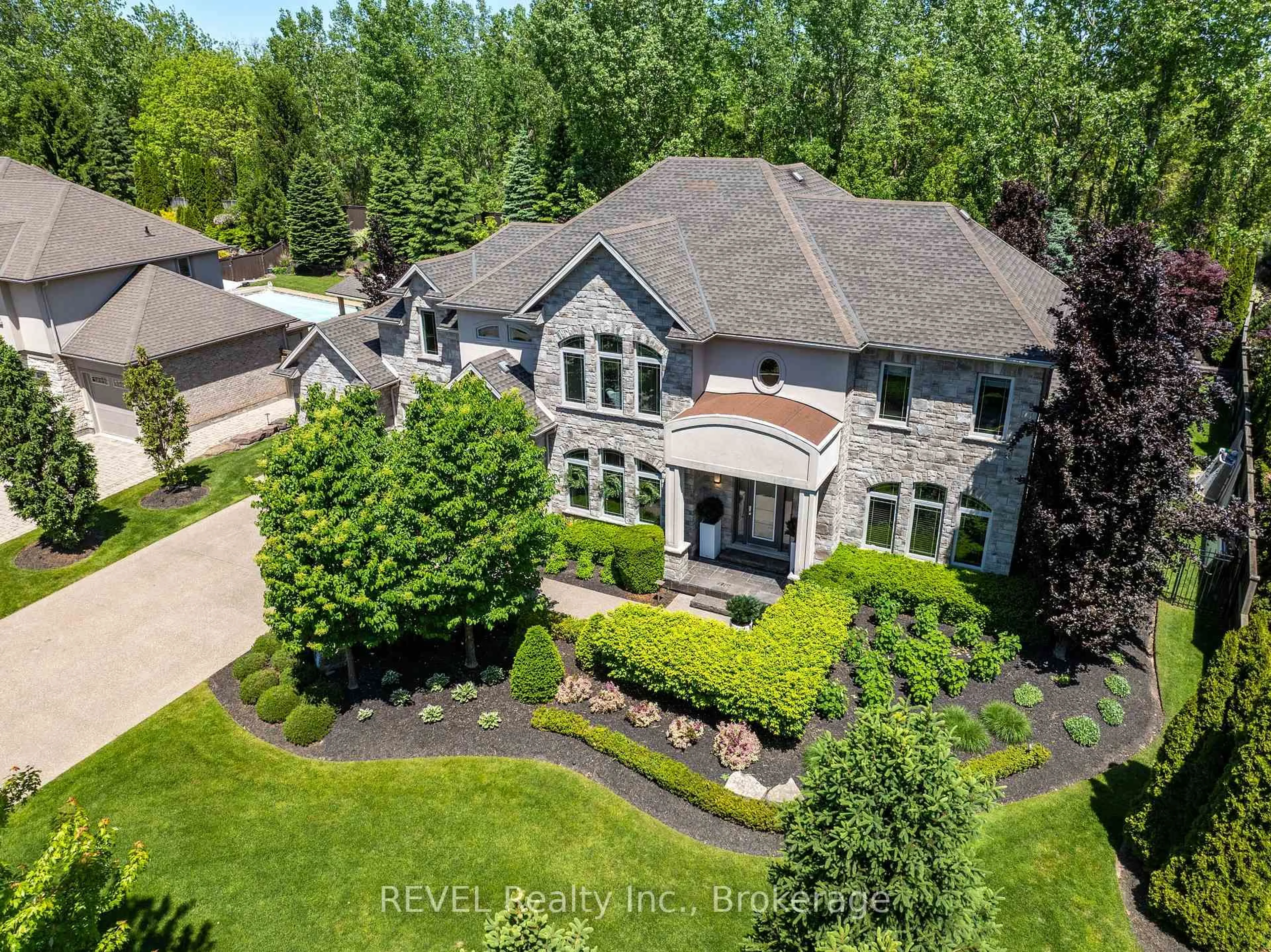 A pic from outside/outdoor area/front of a property/back of a property/a pic from drone, street for 6745 DOMENIC Cres, Niagara Falls Ontario L2J 4L5