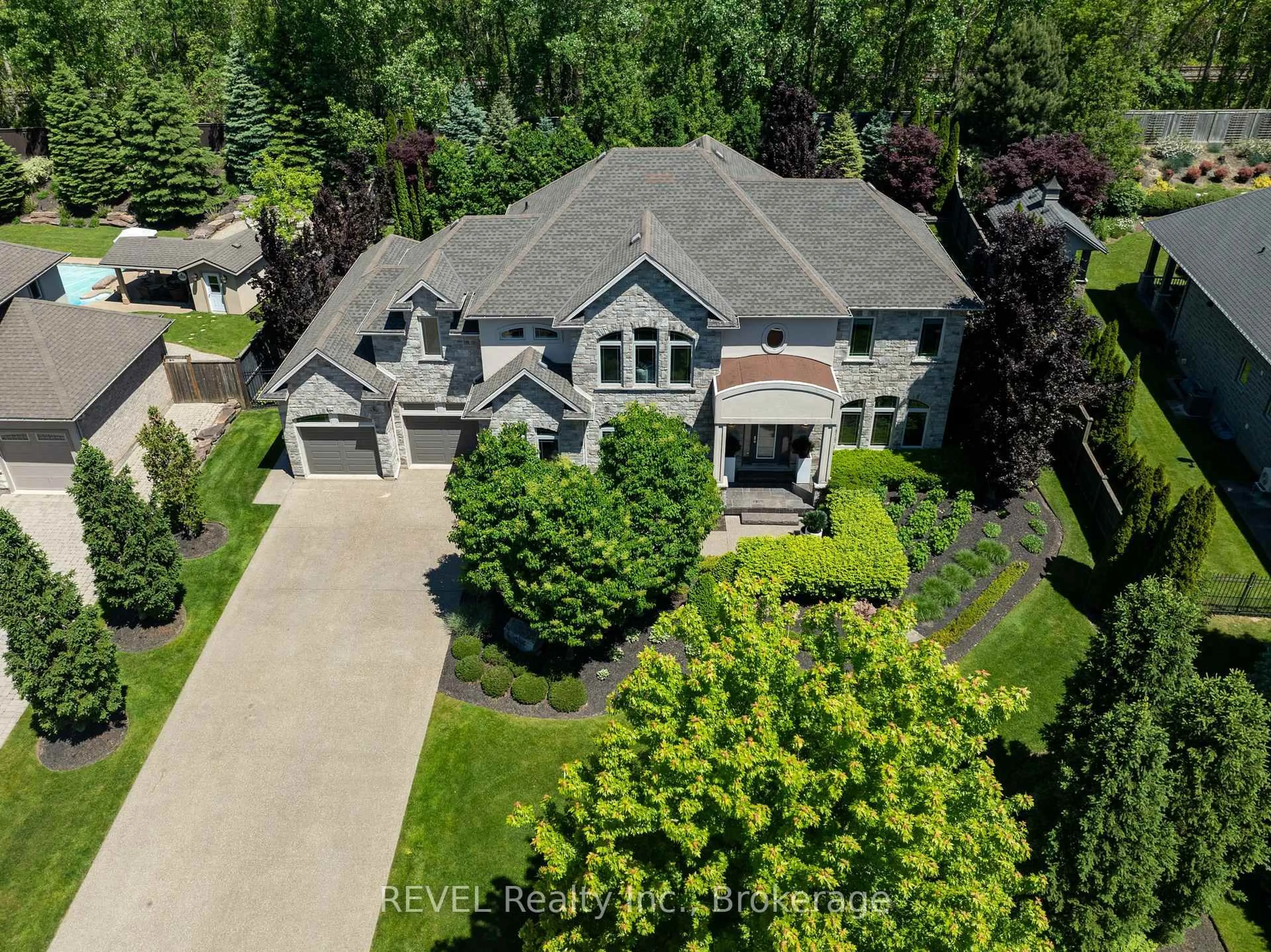A pic from outside/outdoor area/front of a property/back of a property/a pic from drone, street for 6745 DOMENIC Cres, Niagara Falls Ontario L2J 4L5