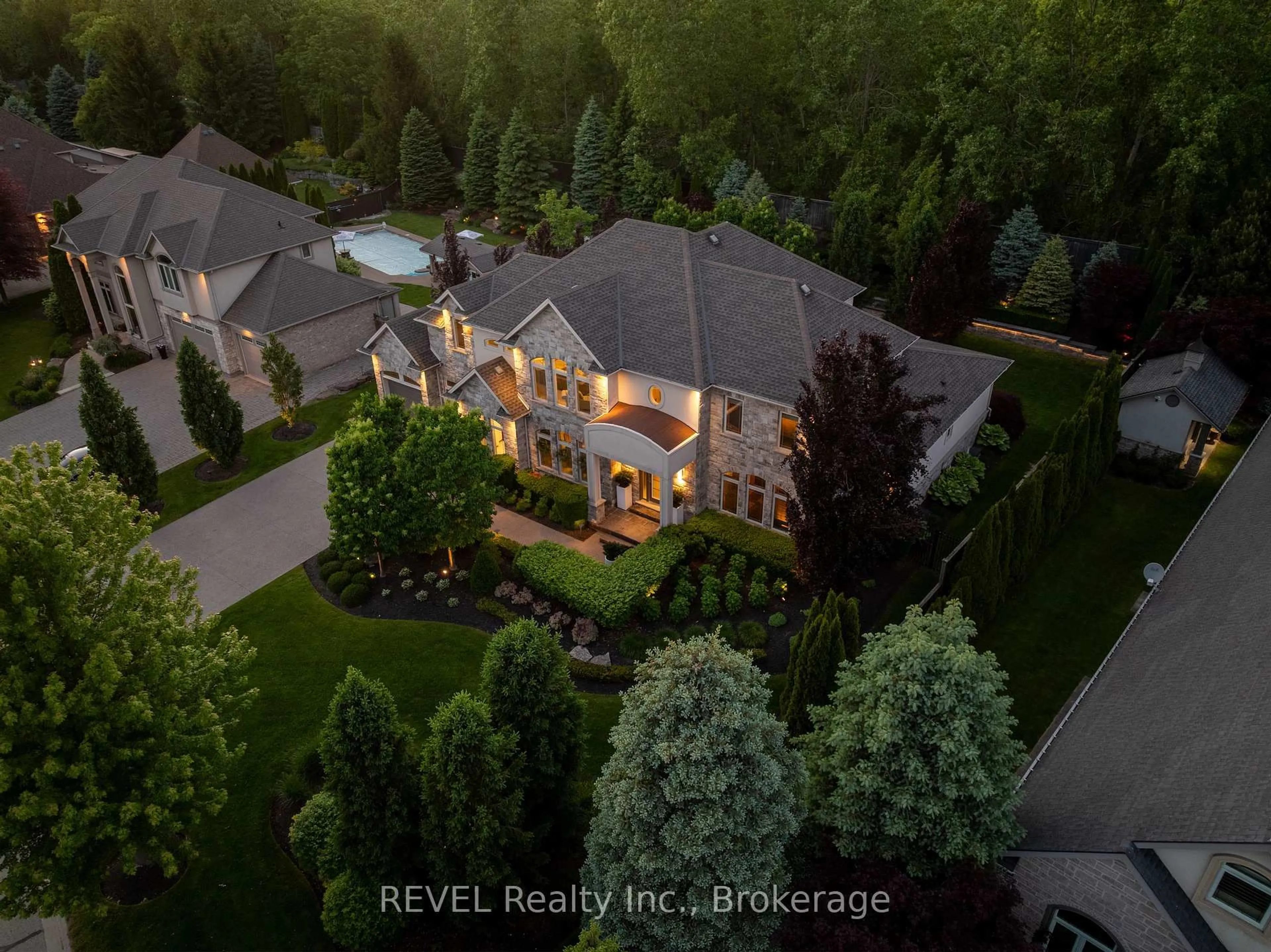 A pic from outside/outdoor area/front of a property/back of a property/a pic from drone, street for 6745 DOMENIC Cres, Niagara Falls Ontario L2J 4L5