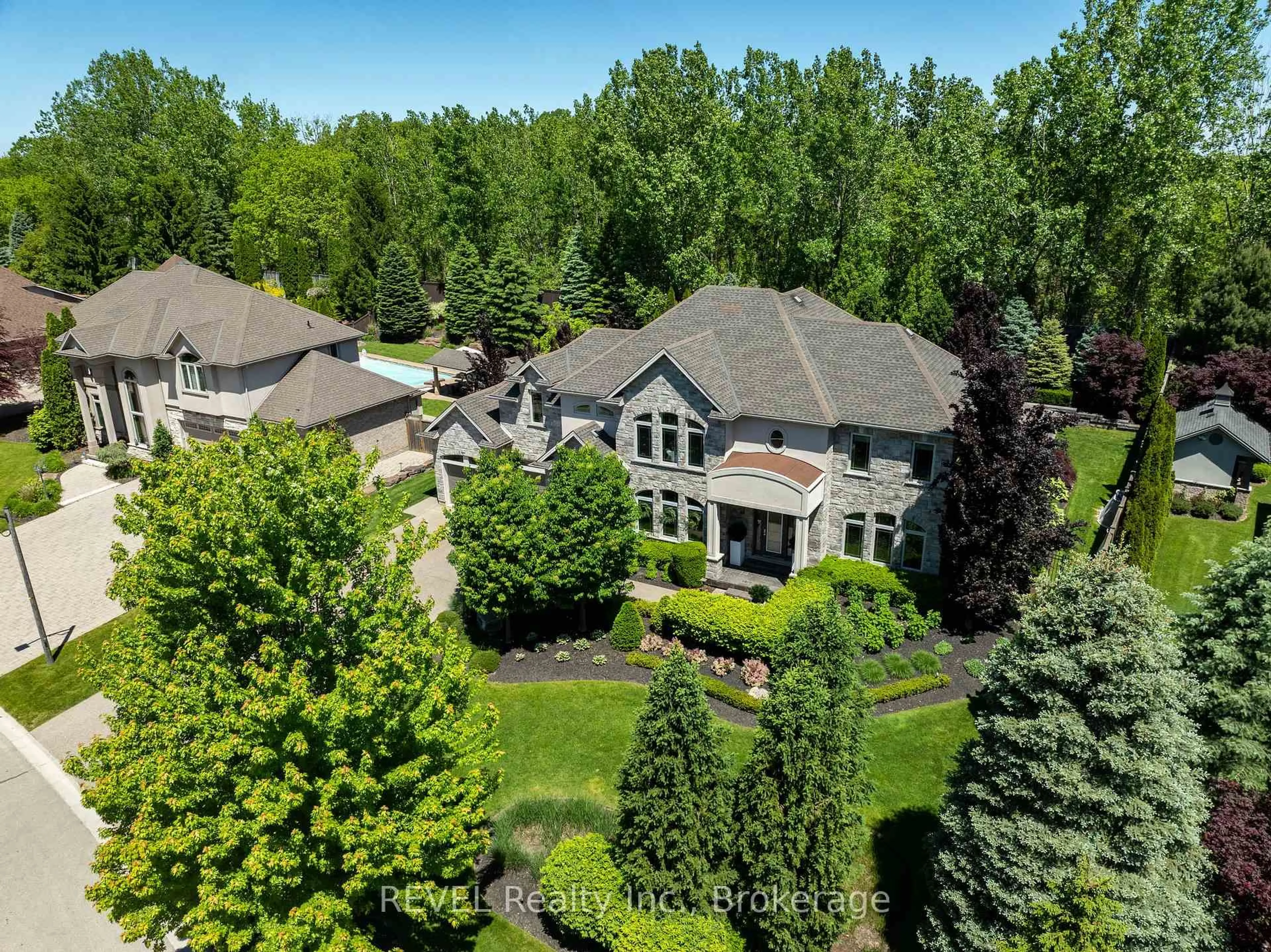 A pic from outside/outdoor area/front of a property/back of a property/a pic from drone, unknown for 6745 DOMENIC Cres, Niagara Falls Ontario L2J 4L5