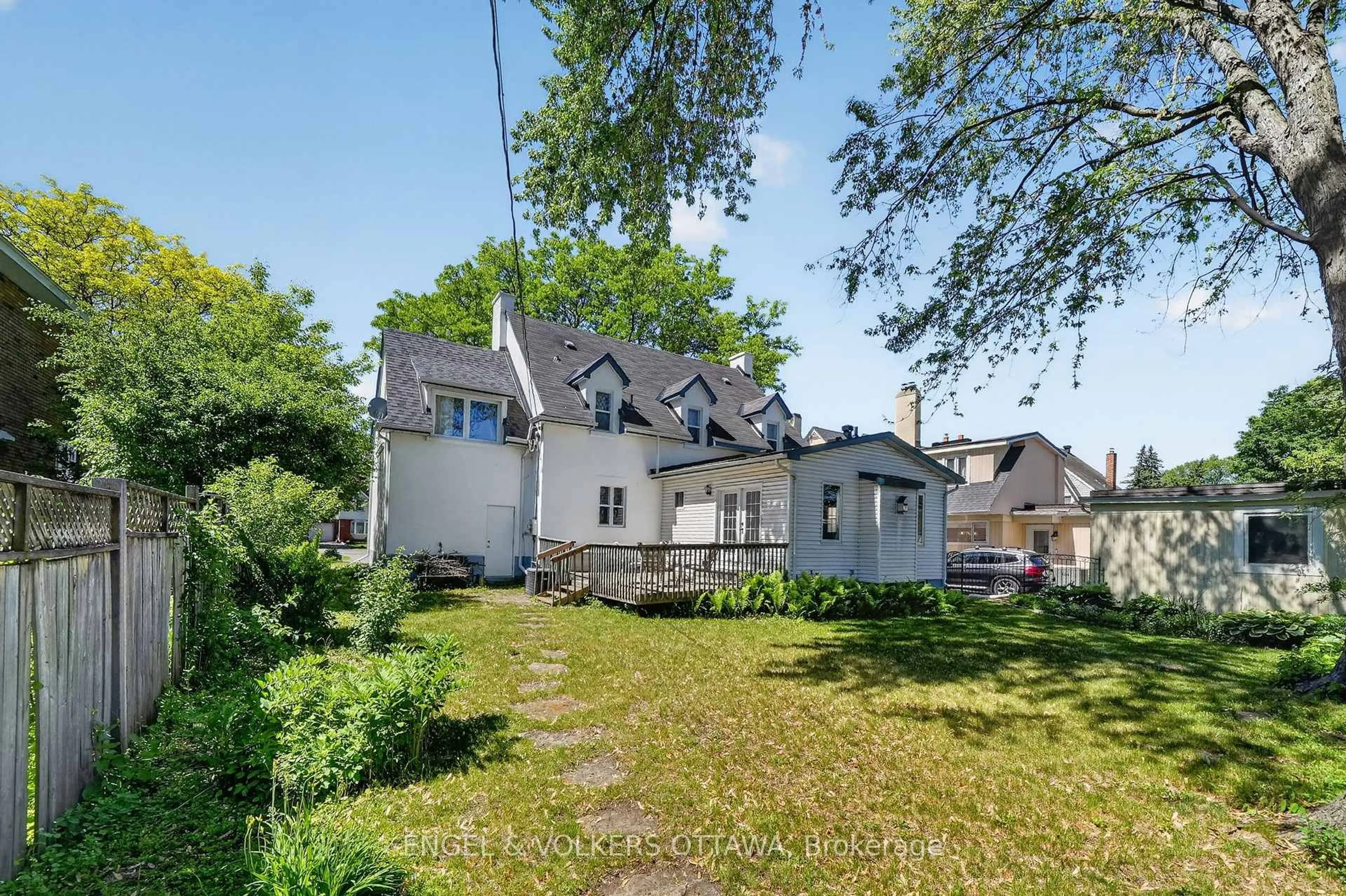 A pic from outside/outdoor area/front of a property/back of a property/a pic from drone, street for 347 Island Park Dr, Ottawa Ontario K1Y 0A6