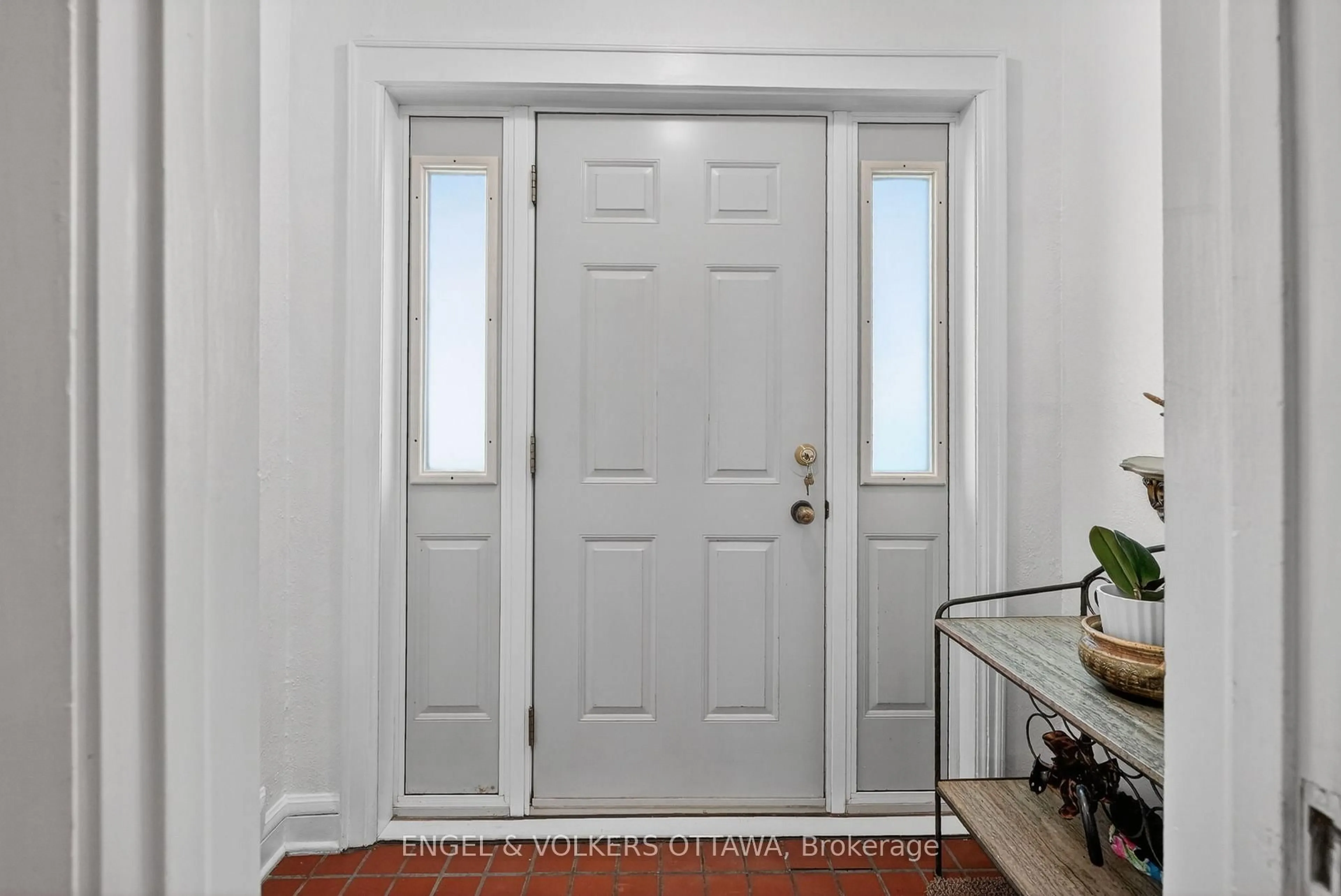 Indoor entryway for 347 Island Park Dr, Ottawa Ontario K1Y 0A6