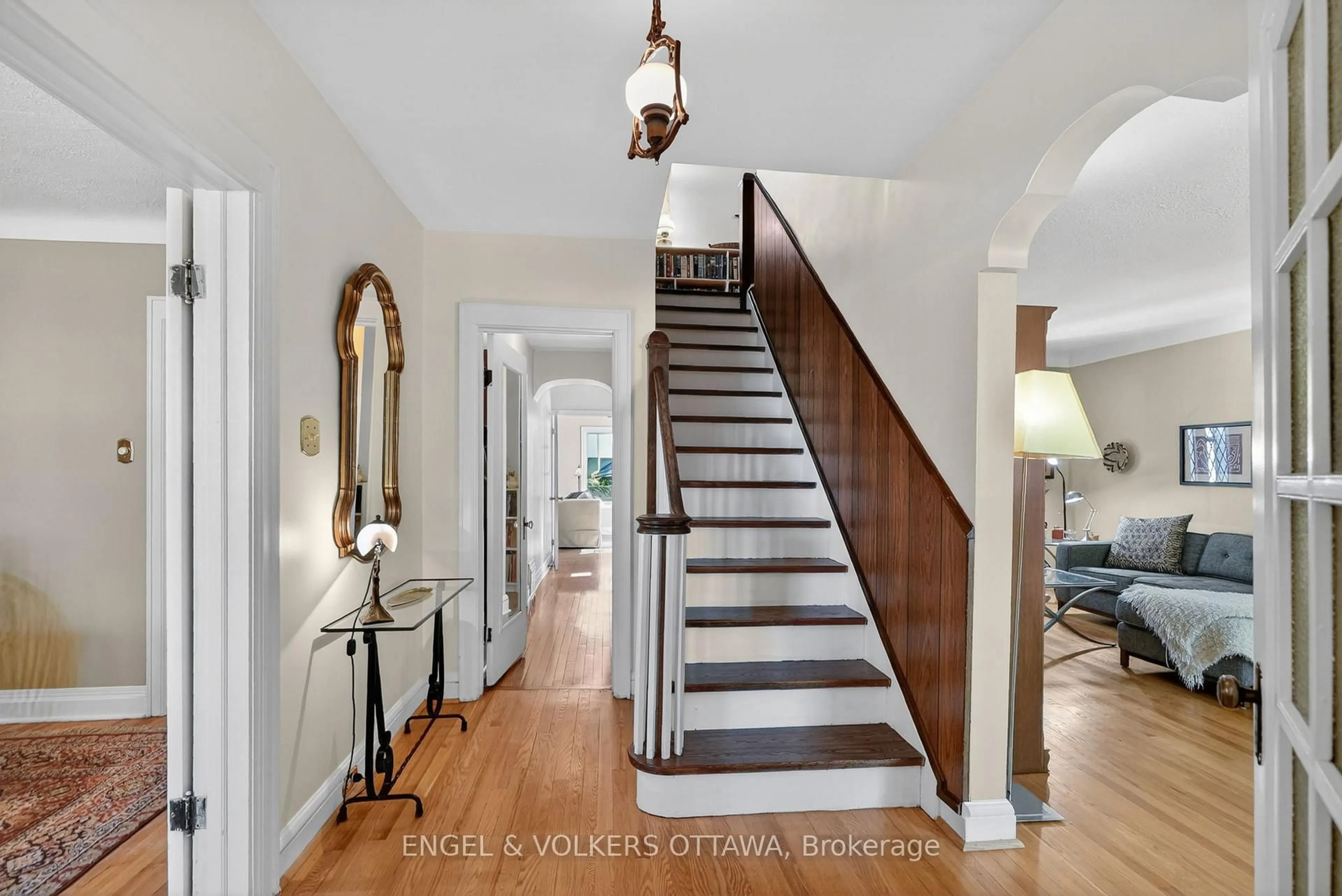 Indoor foyer for 347 Island Park Dr, Ottawa Ontario K1Y 0A6