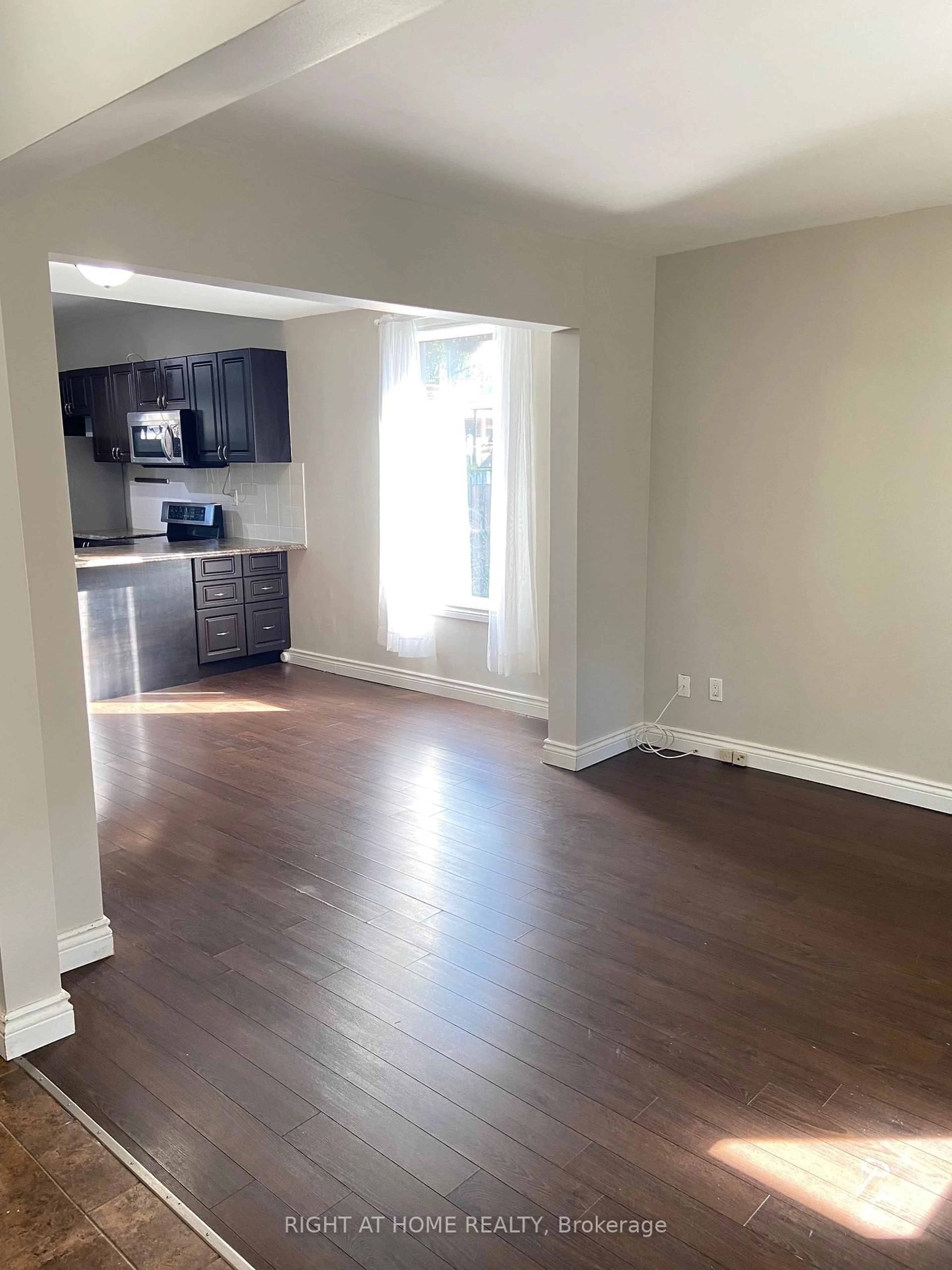 A pic of a room for 60 Arthur Ave, Hamilton Ontario L8L 6C5
