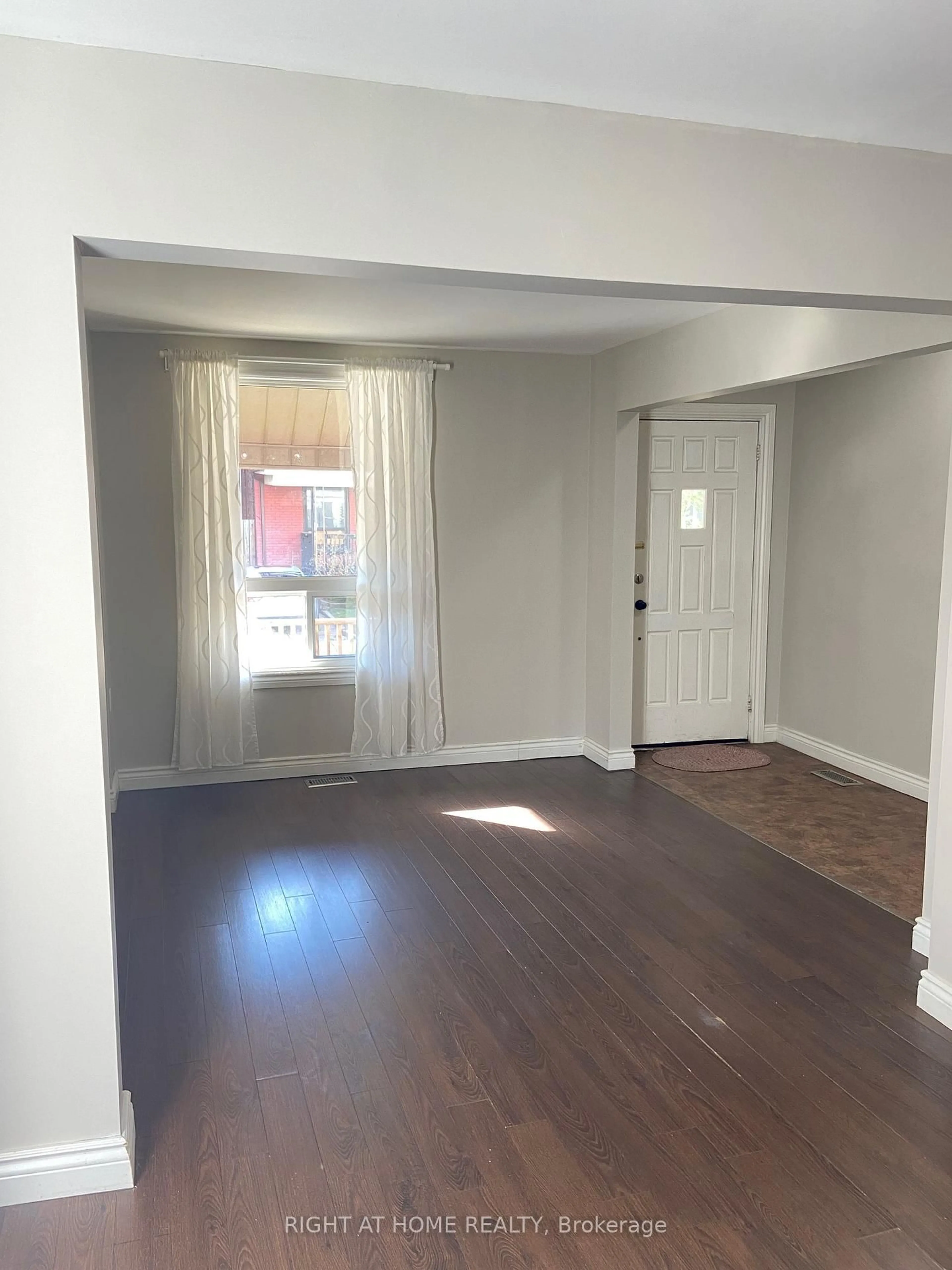 A pic of a room for 60 Arthur Ave, Hamilton Ontario L8L 6C5