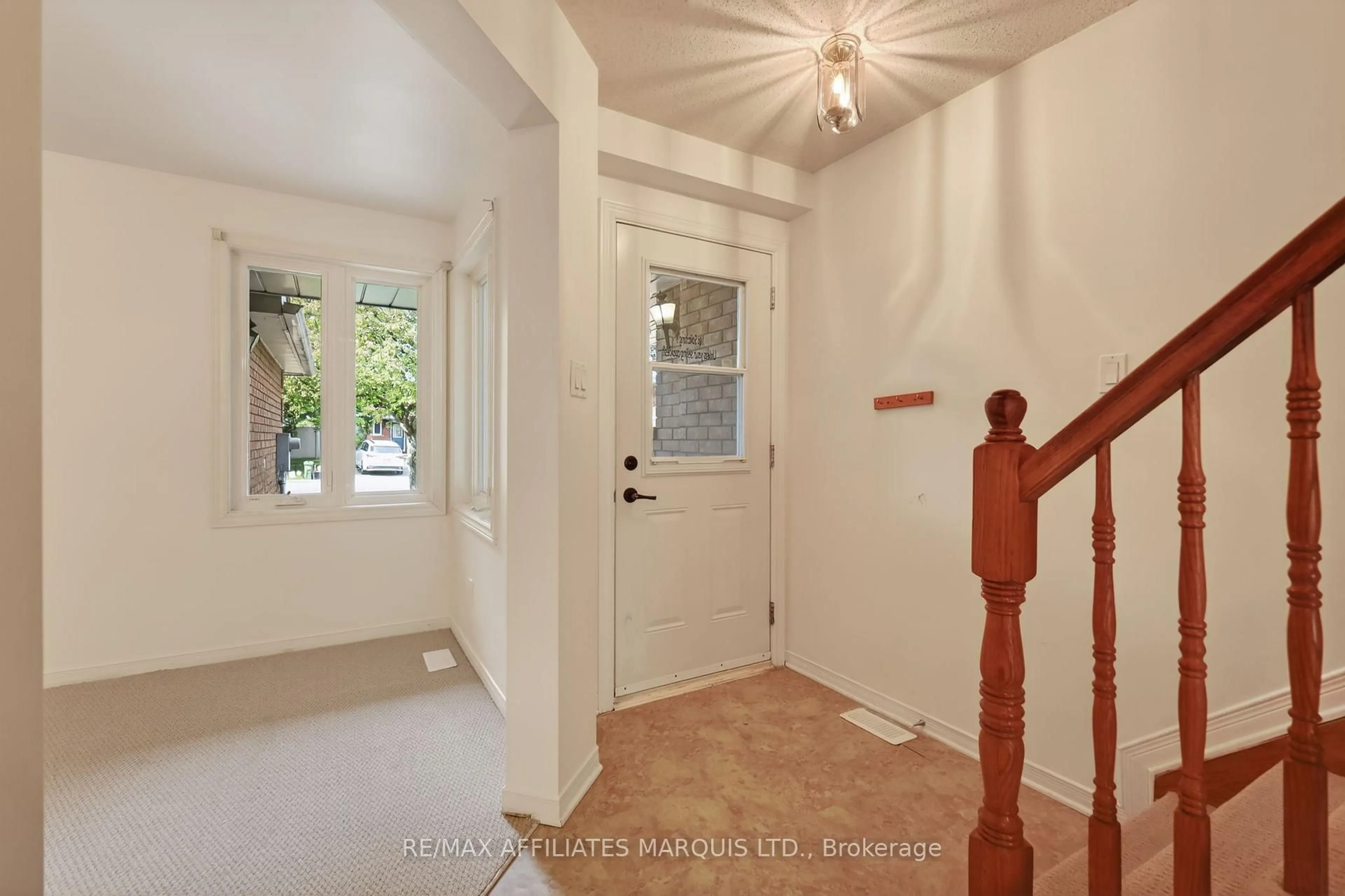Indoor entryway for 58 Robarts Cres, Ottawa Ontario K2L 4A5
