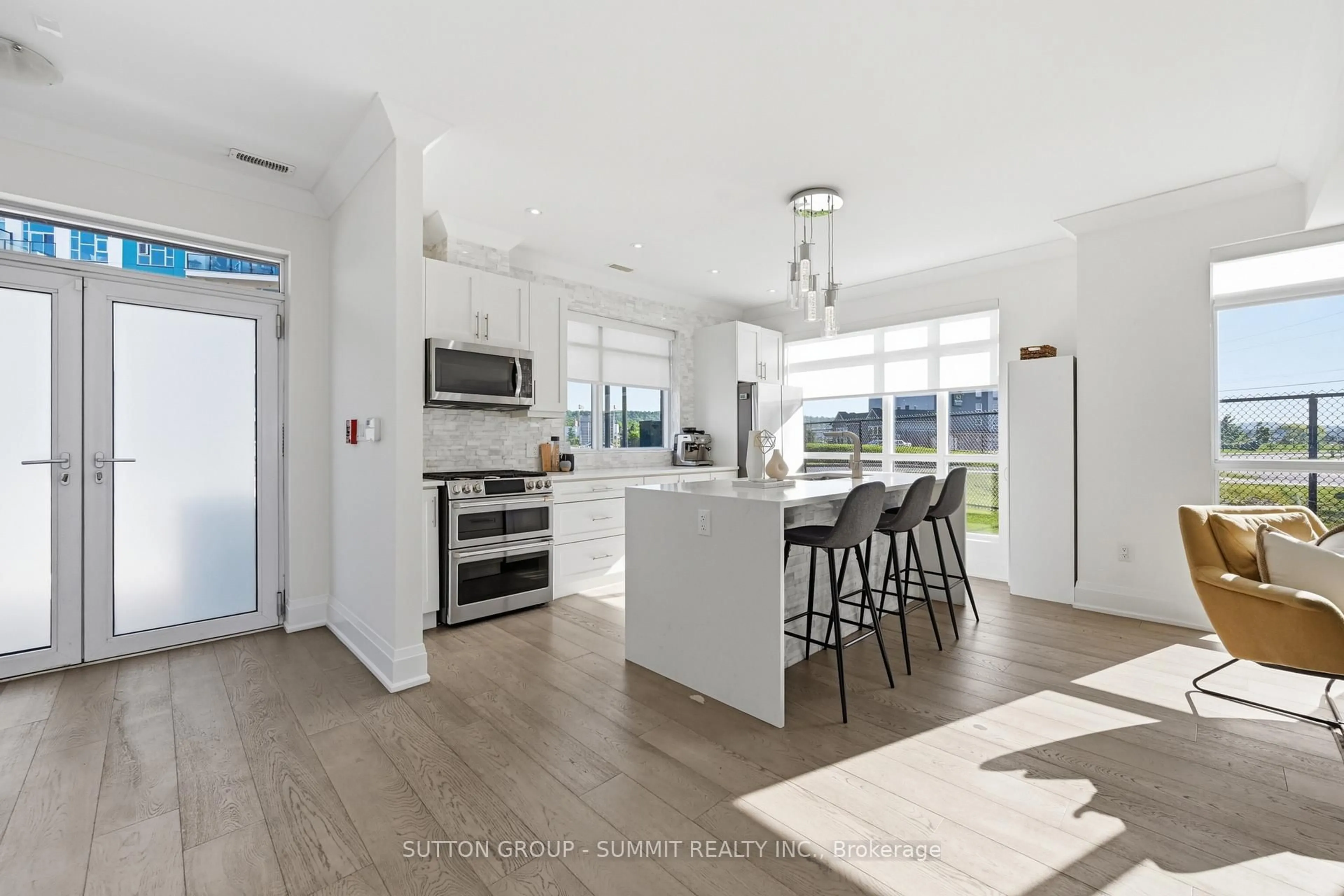 Open concept kitchen, ceramic/tile floor for 2 Concord Pl, Grimsby Ontario L3M 0G6