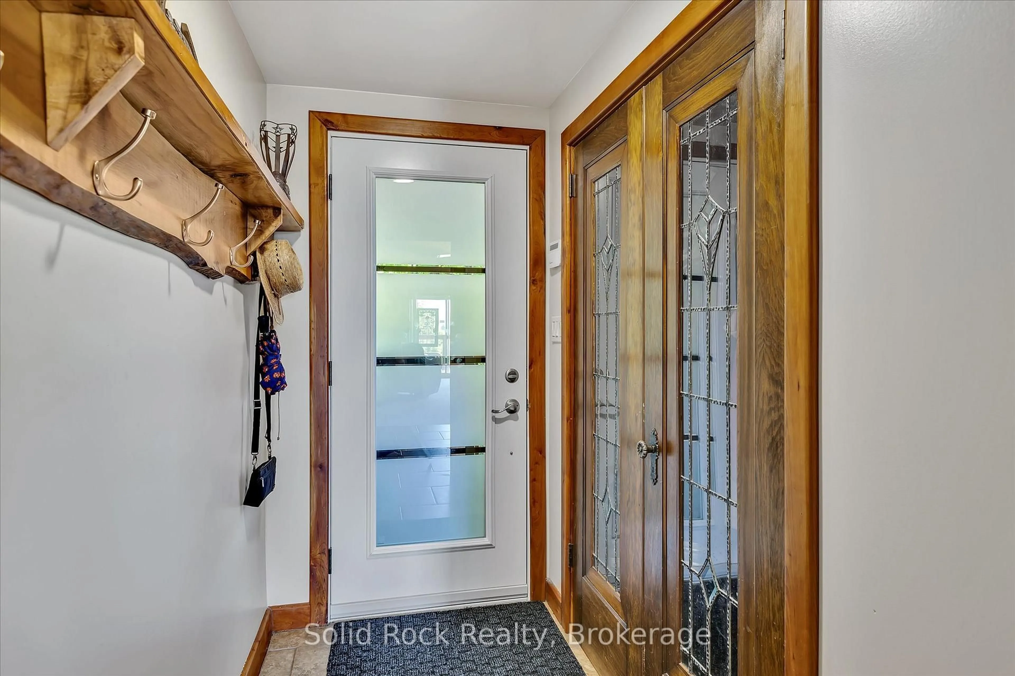 Indoor entryway for 148 Glen Ridge Rd, Limoges Ontario K0K 2M0