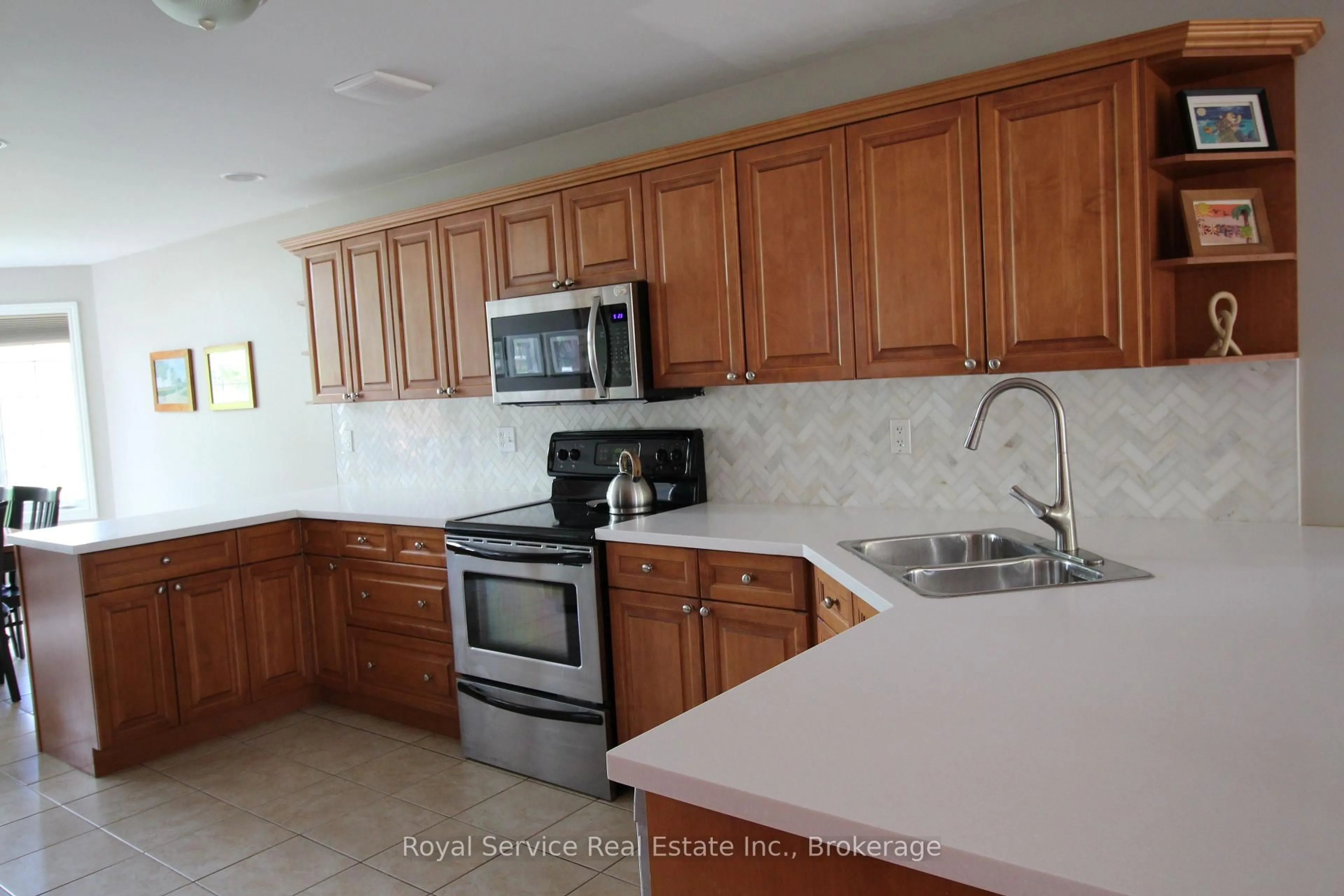 Standard kitchen, ceramic/tile floor for 1031 Otto Dr, Cobourg Ontario K9A 5Y4
