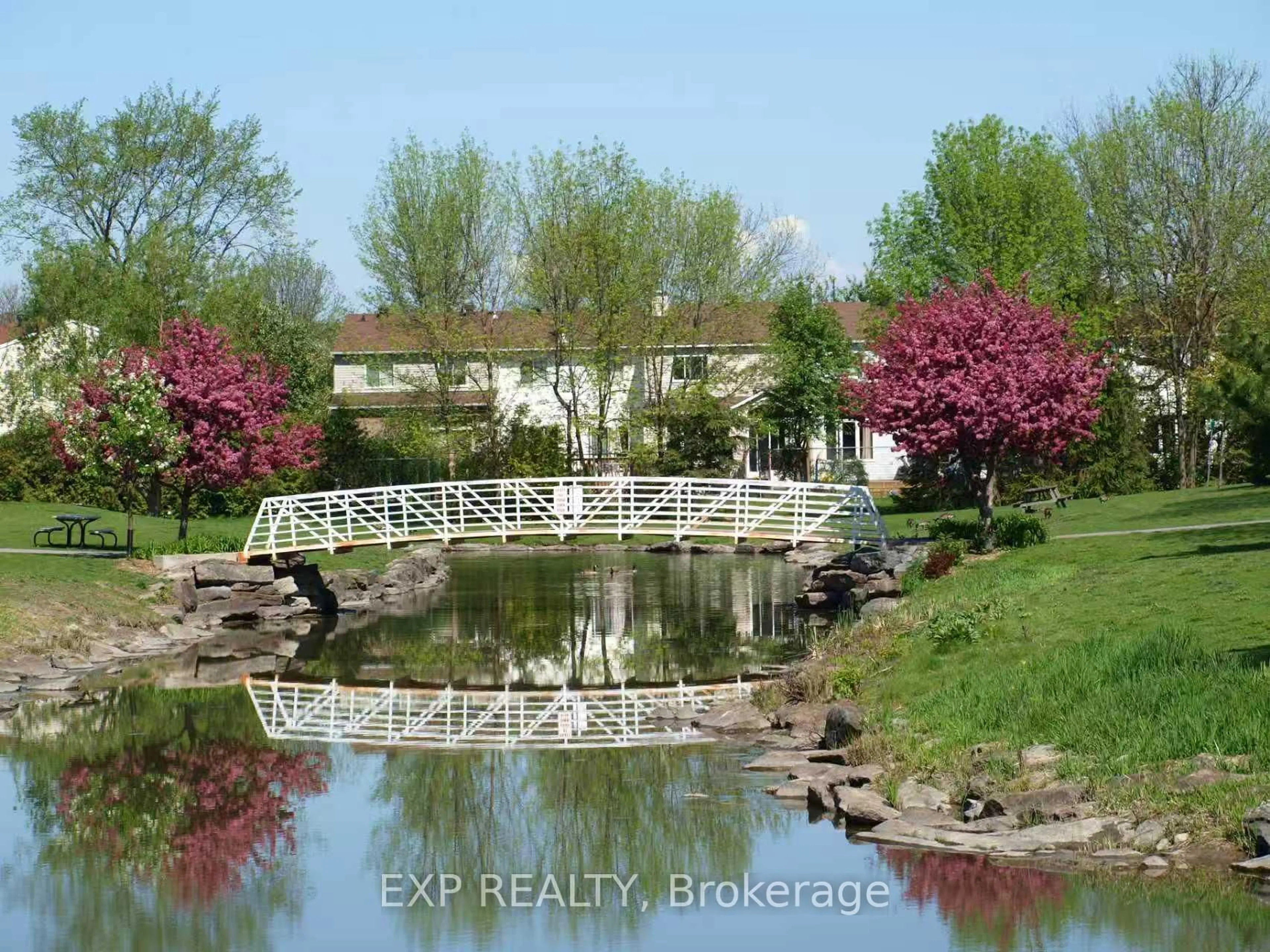 Blurry image for 66 Kimbolton Cres, Ottawa Ontario K2K 2S4