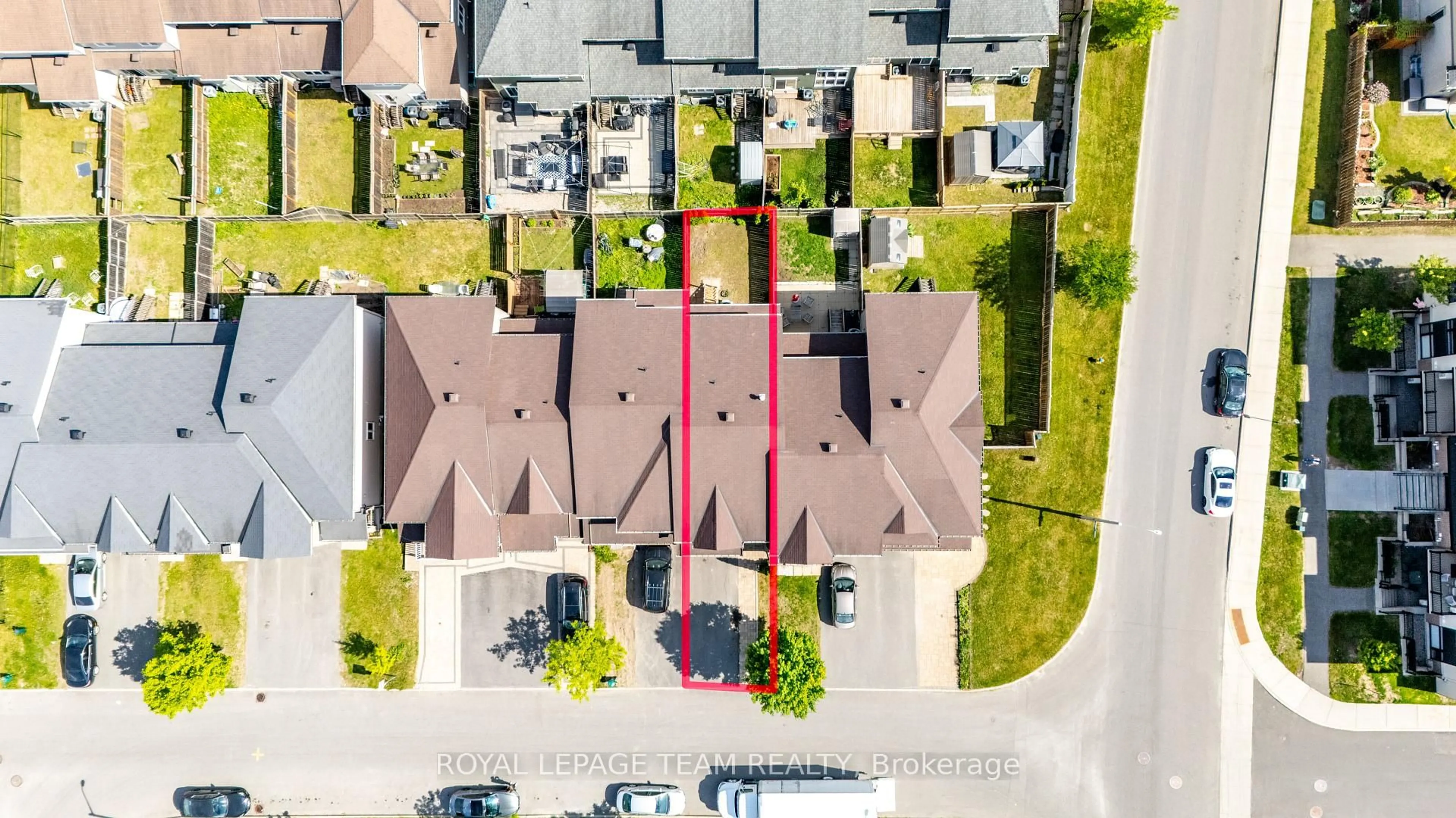 A pic from outside/outdoor area/front of a property/back of a property/a pic from drone, street for 605 Sunburst St, Ottawa Ontario K1T 0L1