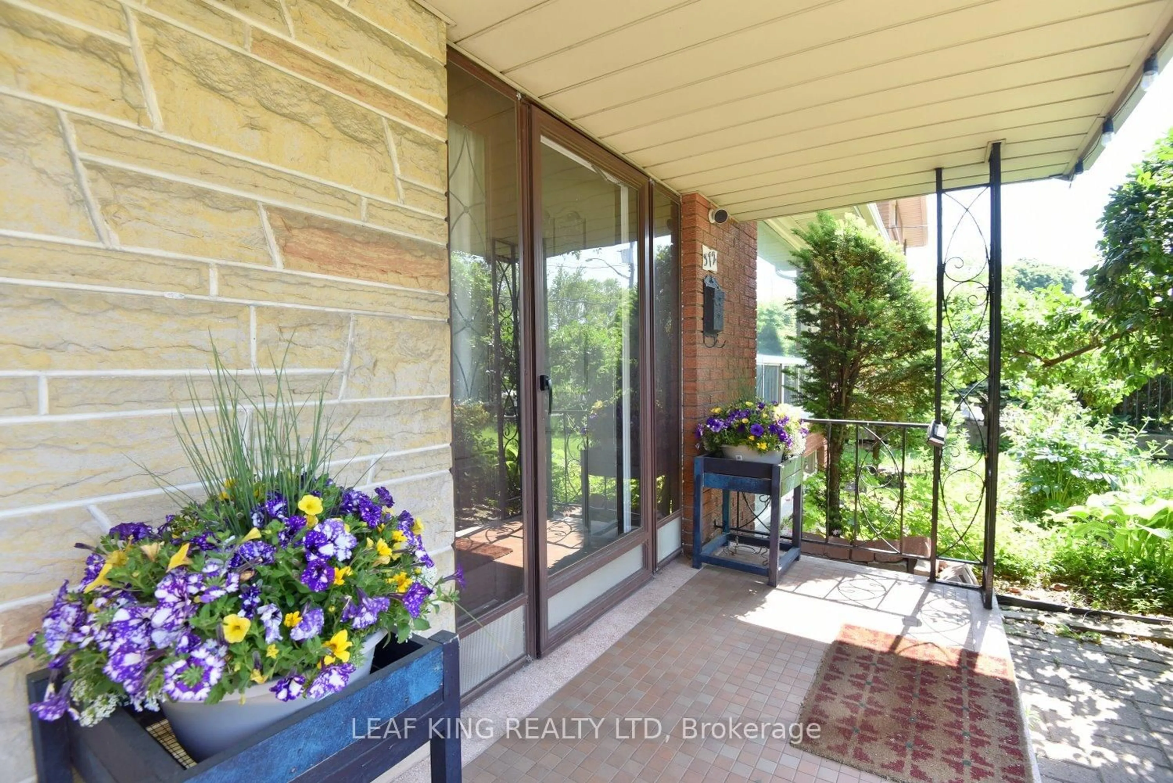 Unknown for 372 Fennell Ave, Hamilton Ontario L9C 1G4