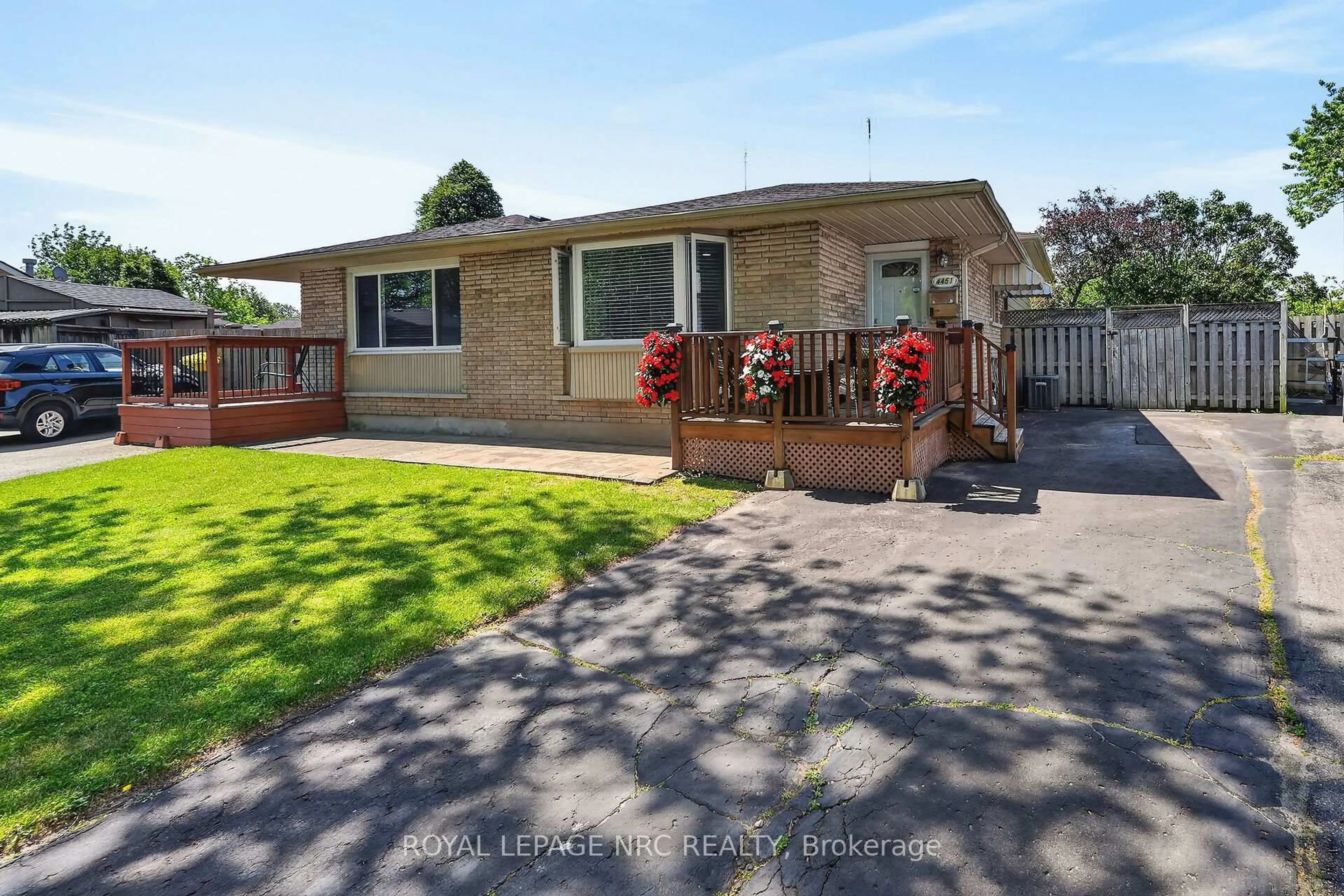 A pic from outside/outdoor area/front of a property/back of a property/a pic from drone, street for 4451 Meadowvale Dr, Niagara Falls Ontario L2E 5W8