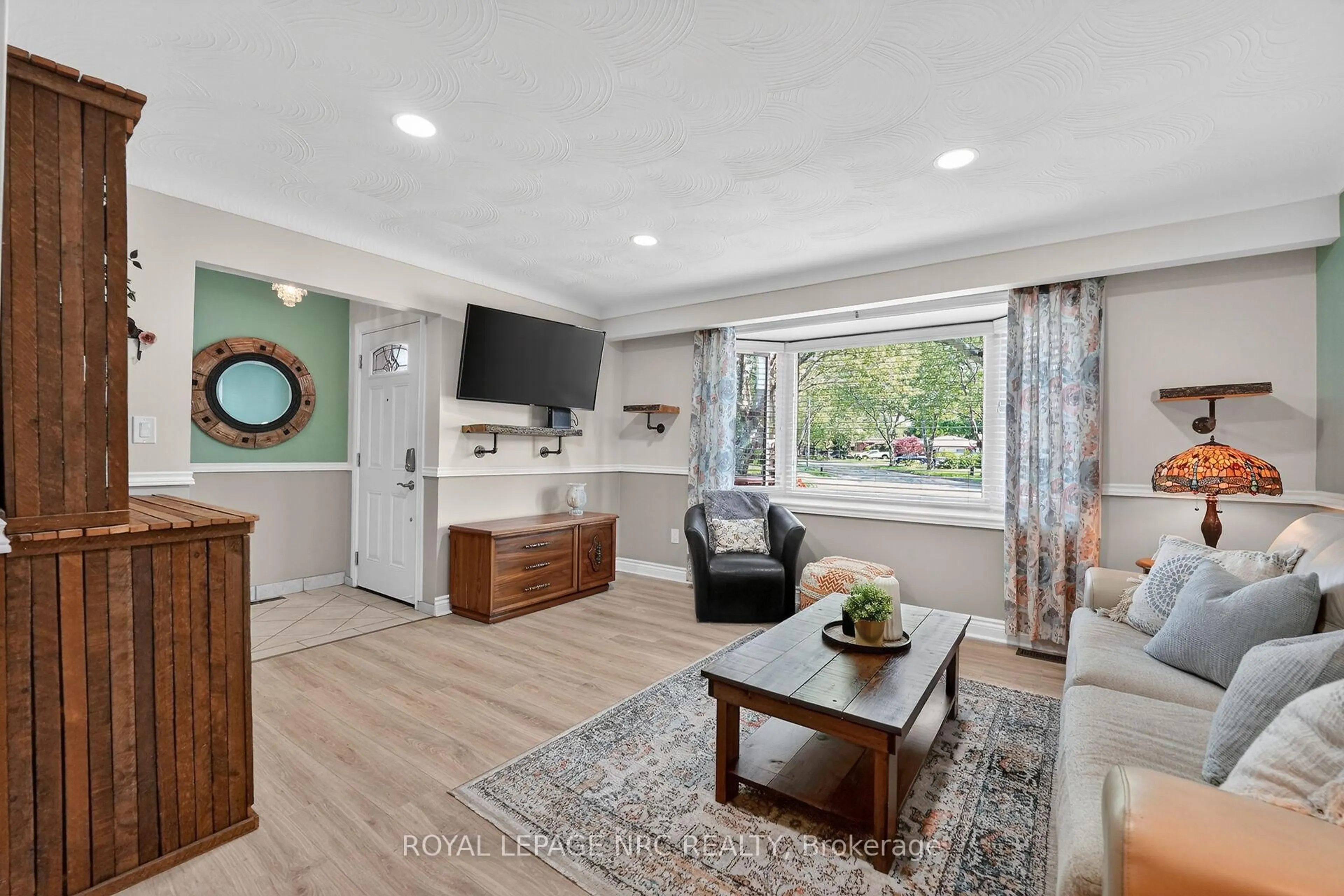 Living room with furniture, unknown for 4451 Meadowvale Dr, Niagara Falls Ontario L2E 5W8