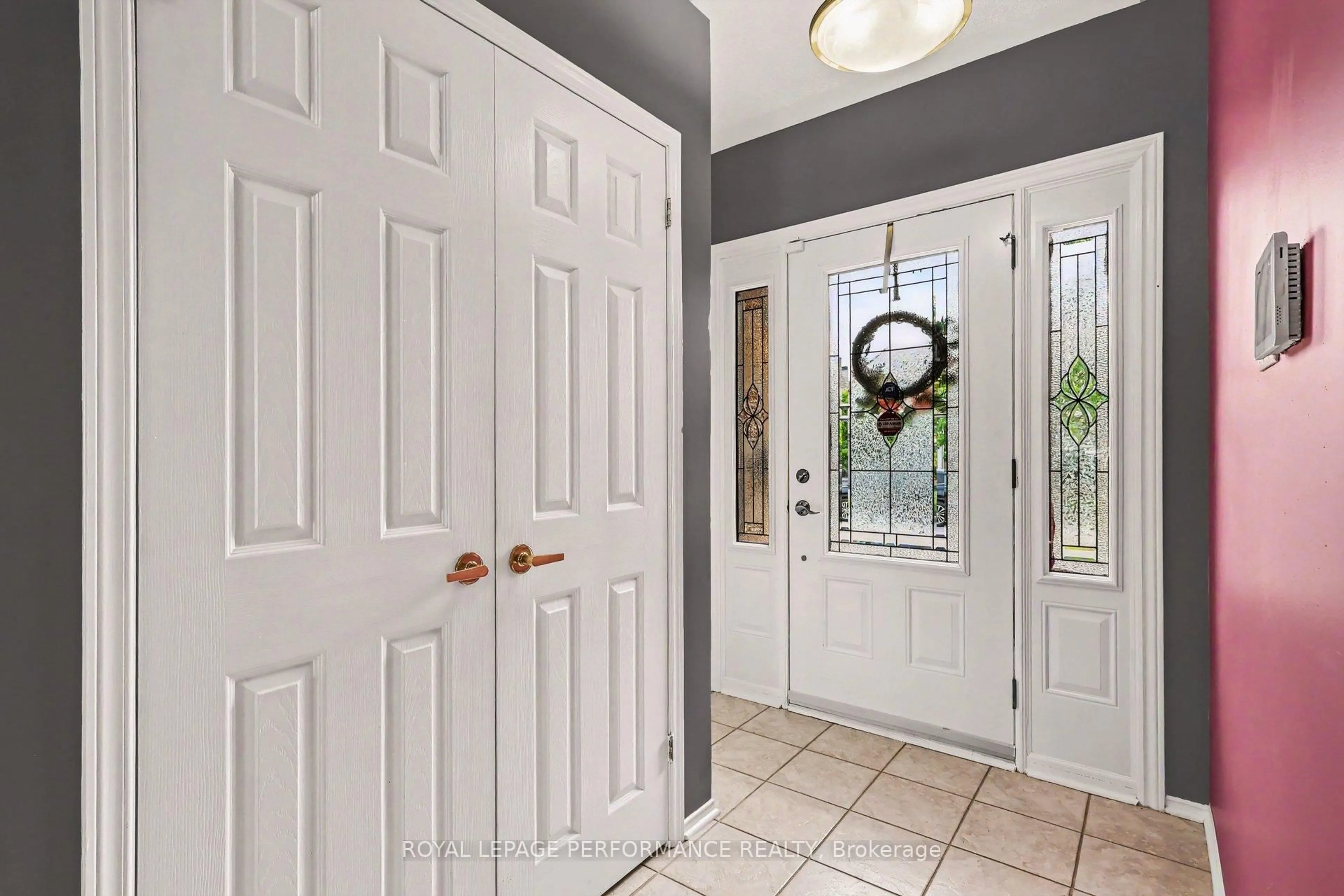 Indoor entryway for 2110 Ricardo St, Ottawa Ontario K4A 4K6
