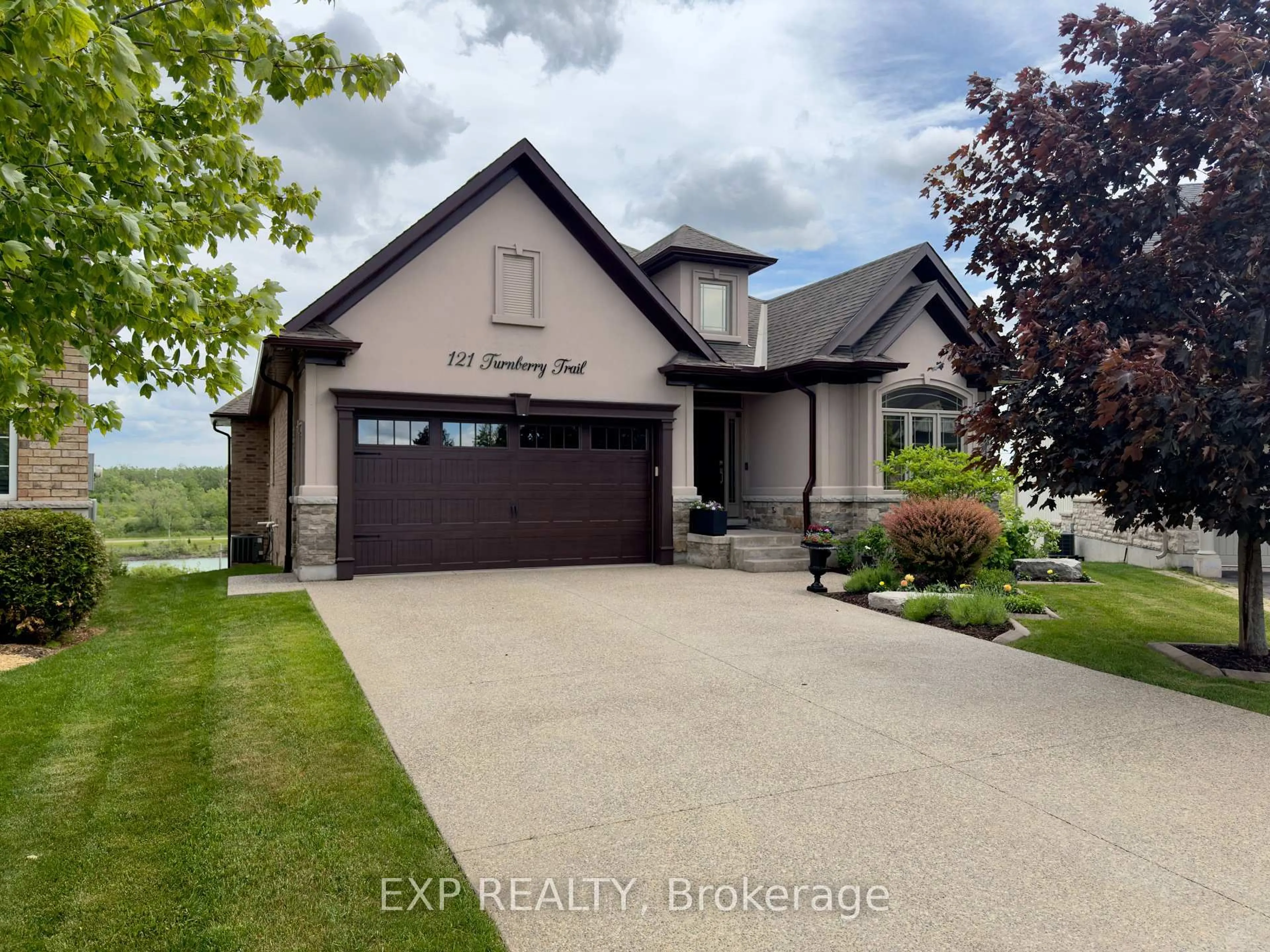 A pic from outside/outdoor area/front of a property/back of a property/a pic from drone, water/lake/river/ocean view for 121 Turnberry Tr, Welland Ontario L3B 0B7