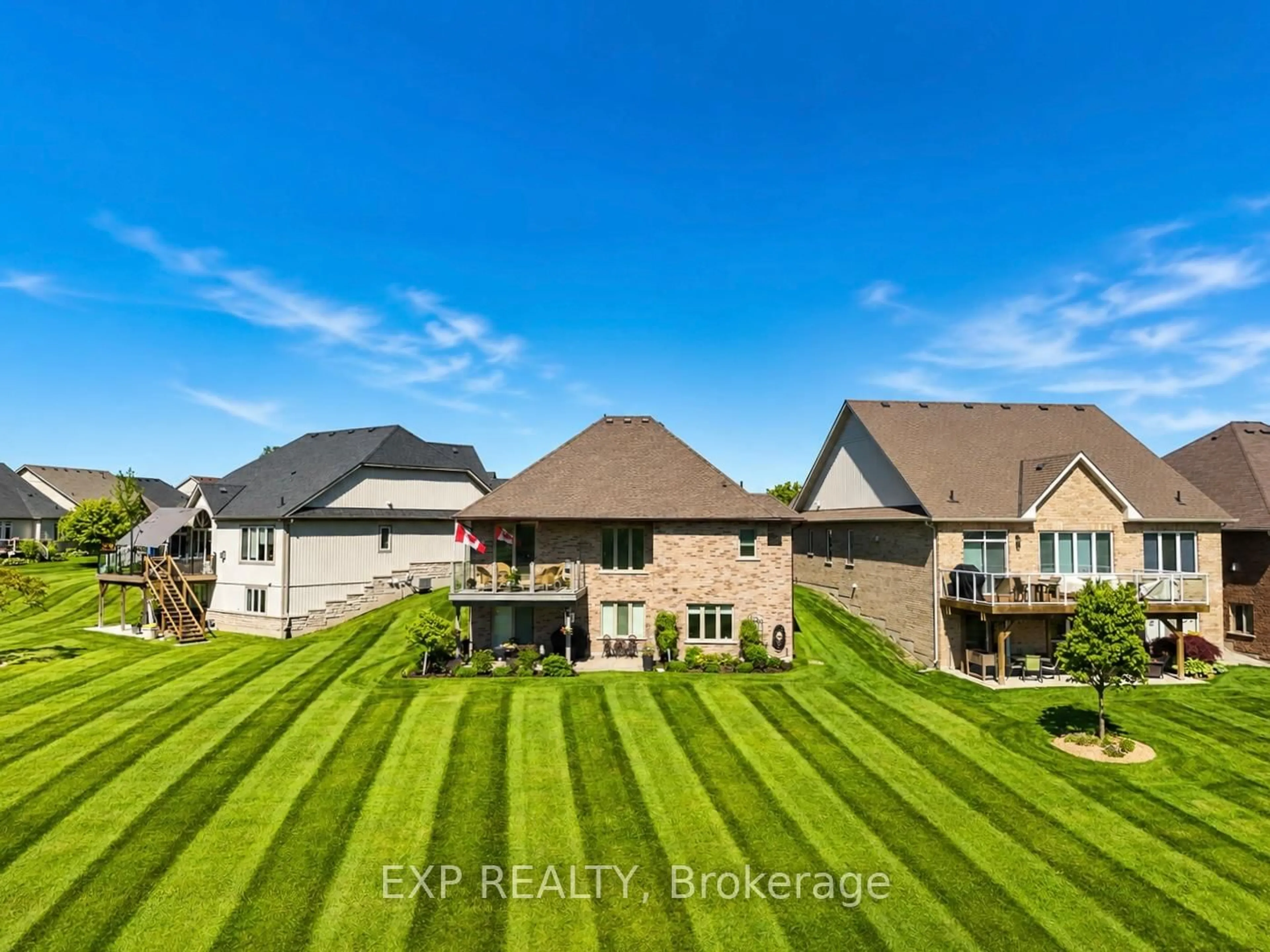 A pic from outside/outdoor area/front of a property/back of a property/a pic from drone, unknown for 121 Turnberry Tr, Welland Ontario L3B 0B7
