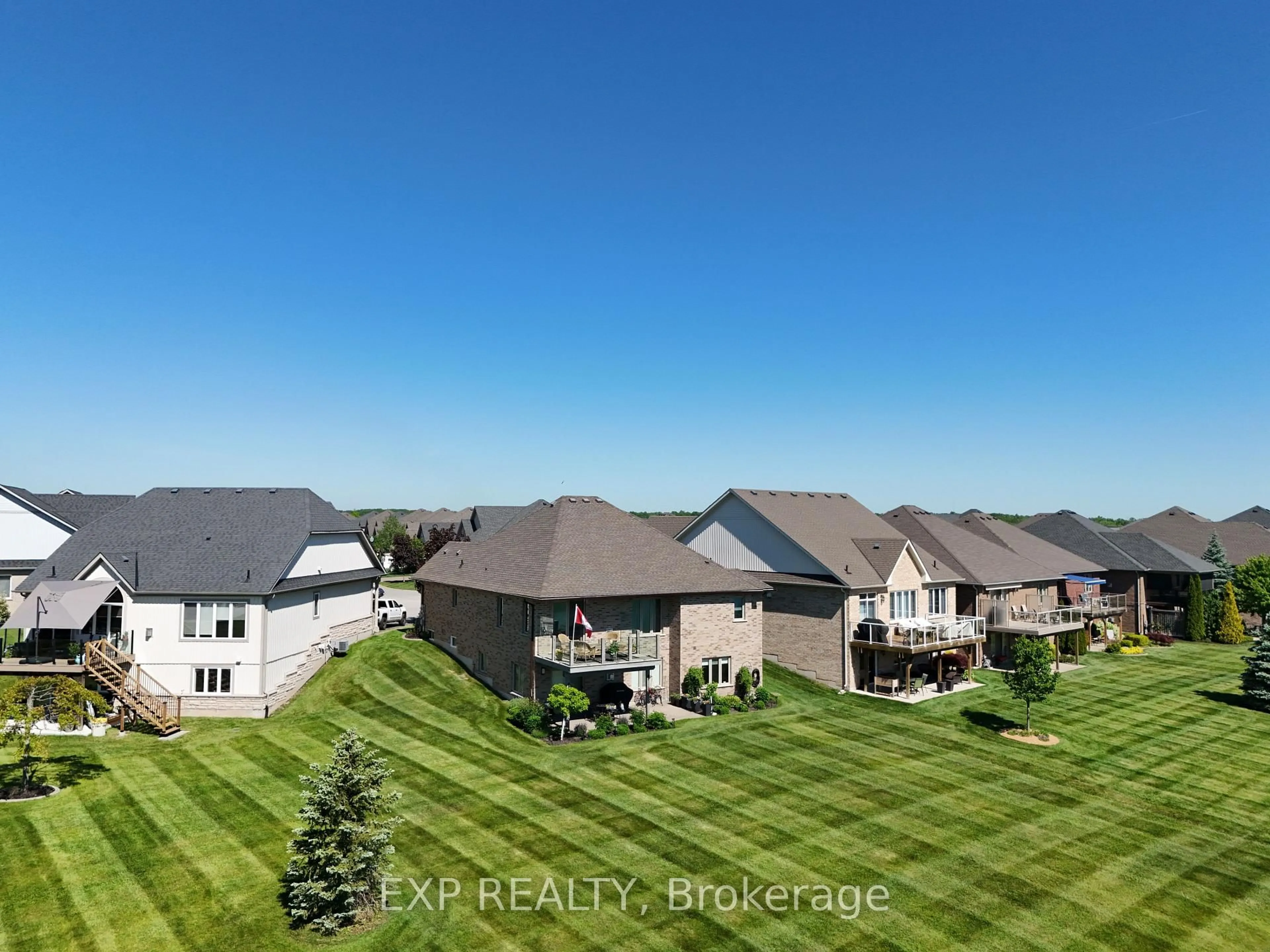 A pic from outside/outdoor area/front of a property/back of a property/a pic from drone, unknown for 121 Turnberry Tr, Welland Ontario L3B 0B7