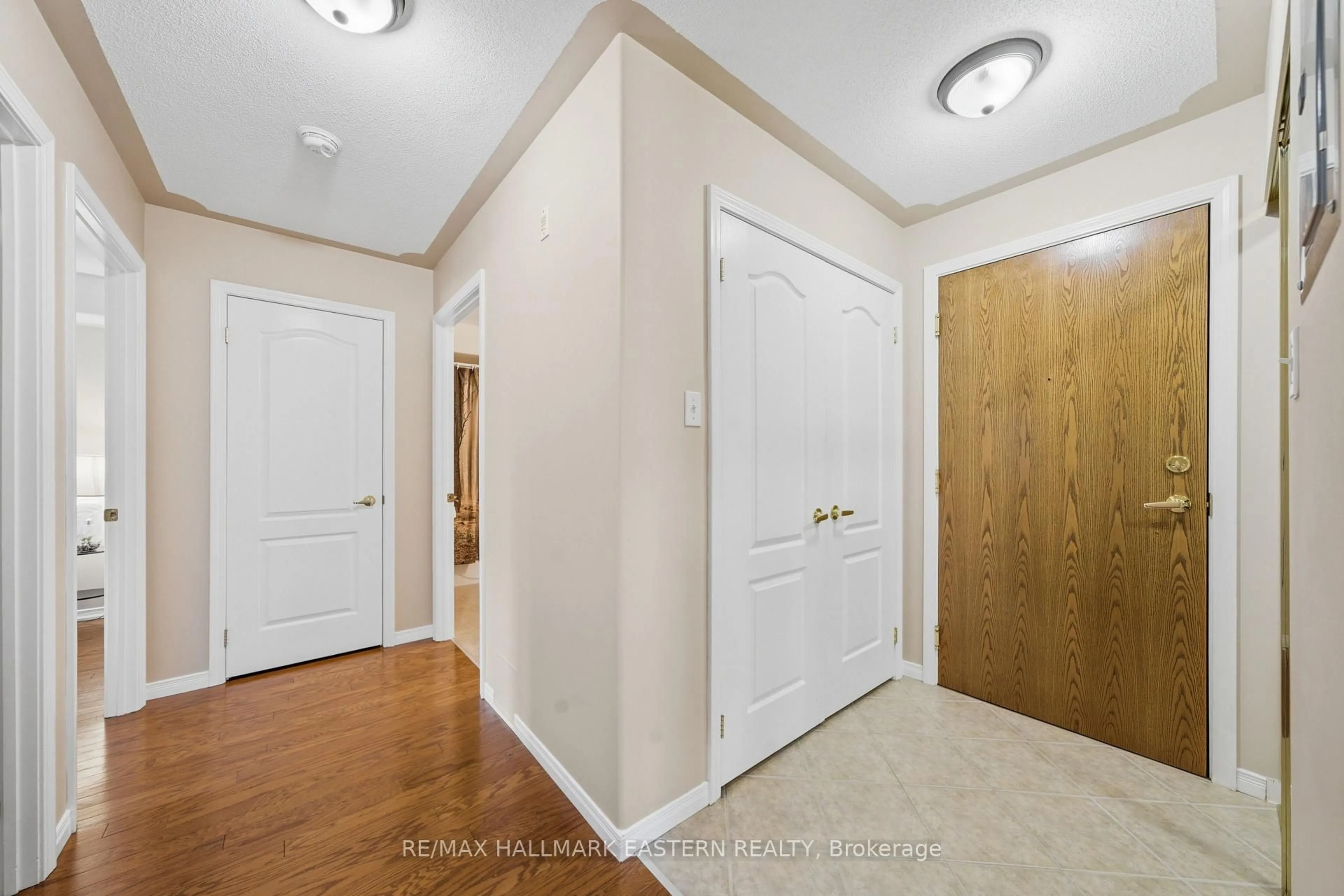 Indoor entryway for 300 Spillsbury Dr #101, Peterborough Ontario K9K 0B4