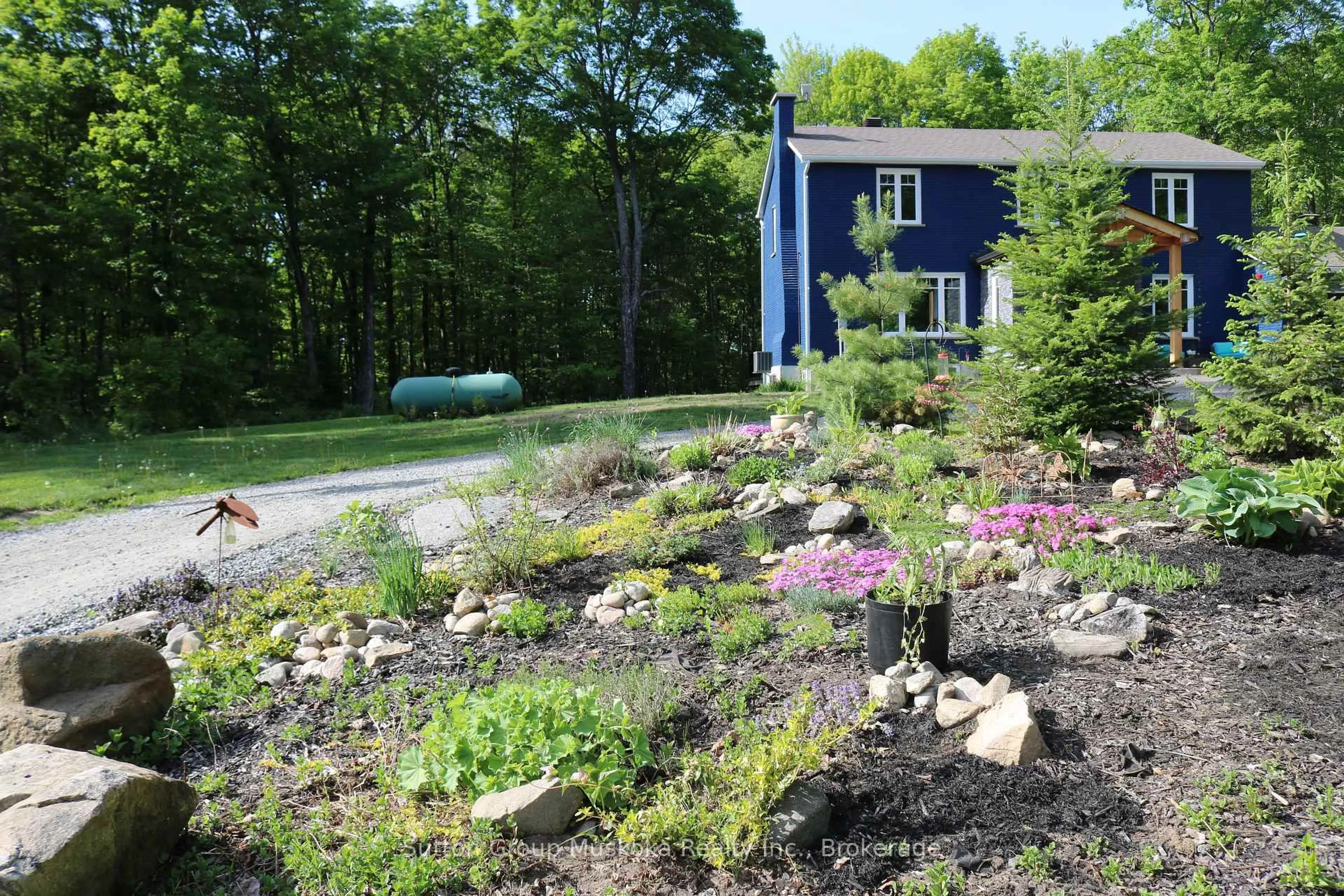 Patio, street for 2602 Muskoka 10 Rd, Huntsville Ontario P1H 2J3