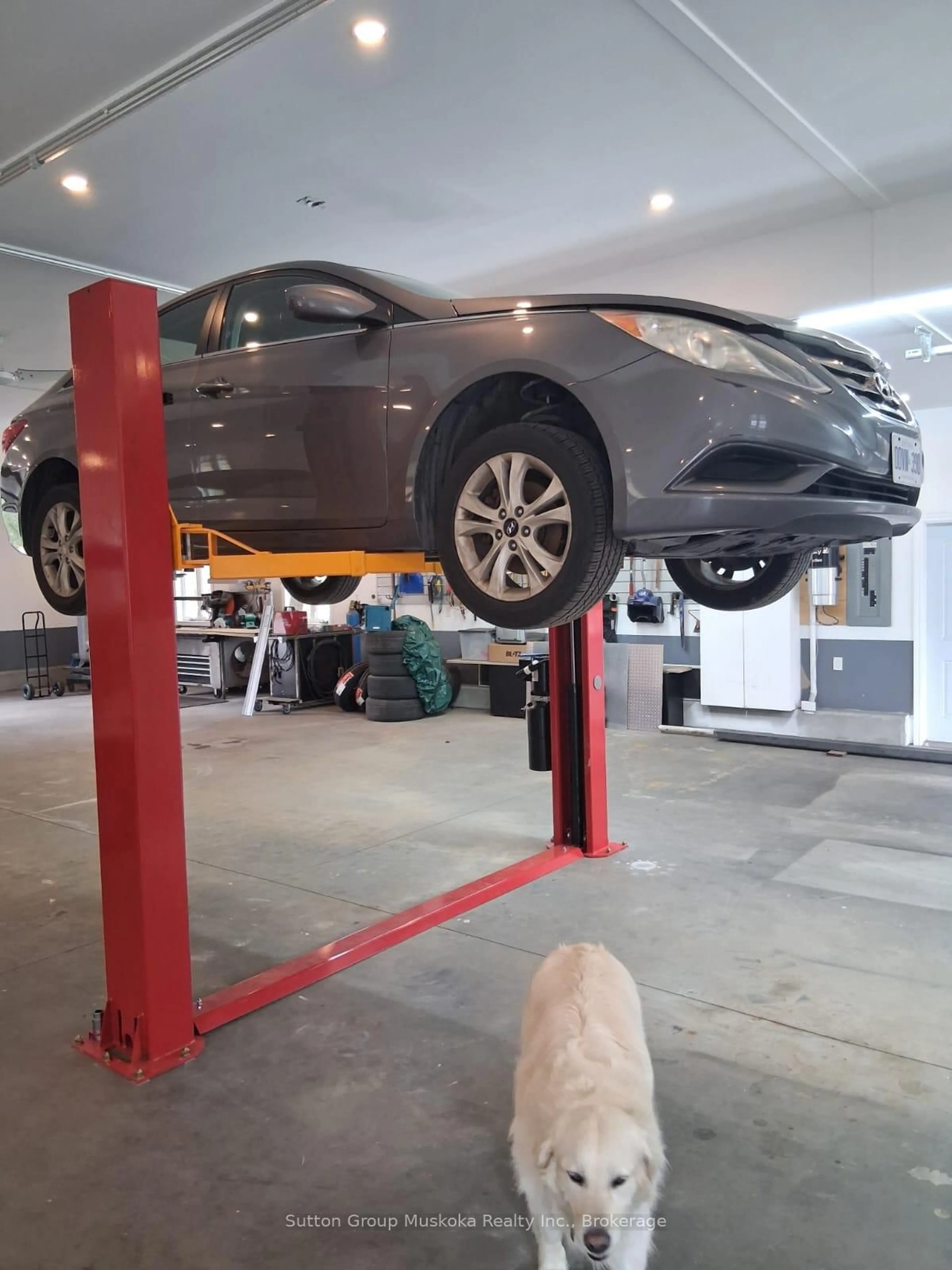 Indoor garage for 2602 Muskoka 10 Rd, Huntsville Ontario P1H 2J3