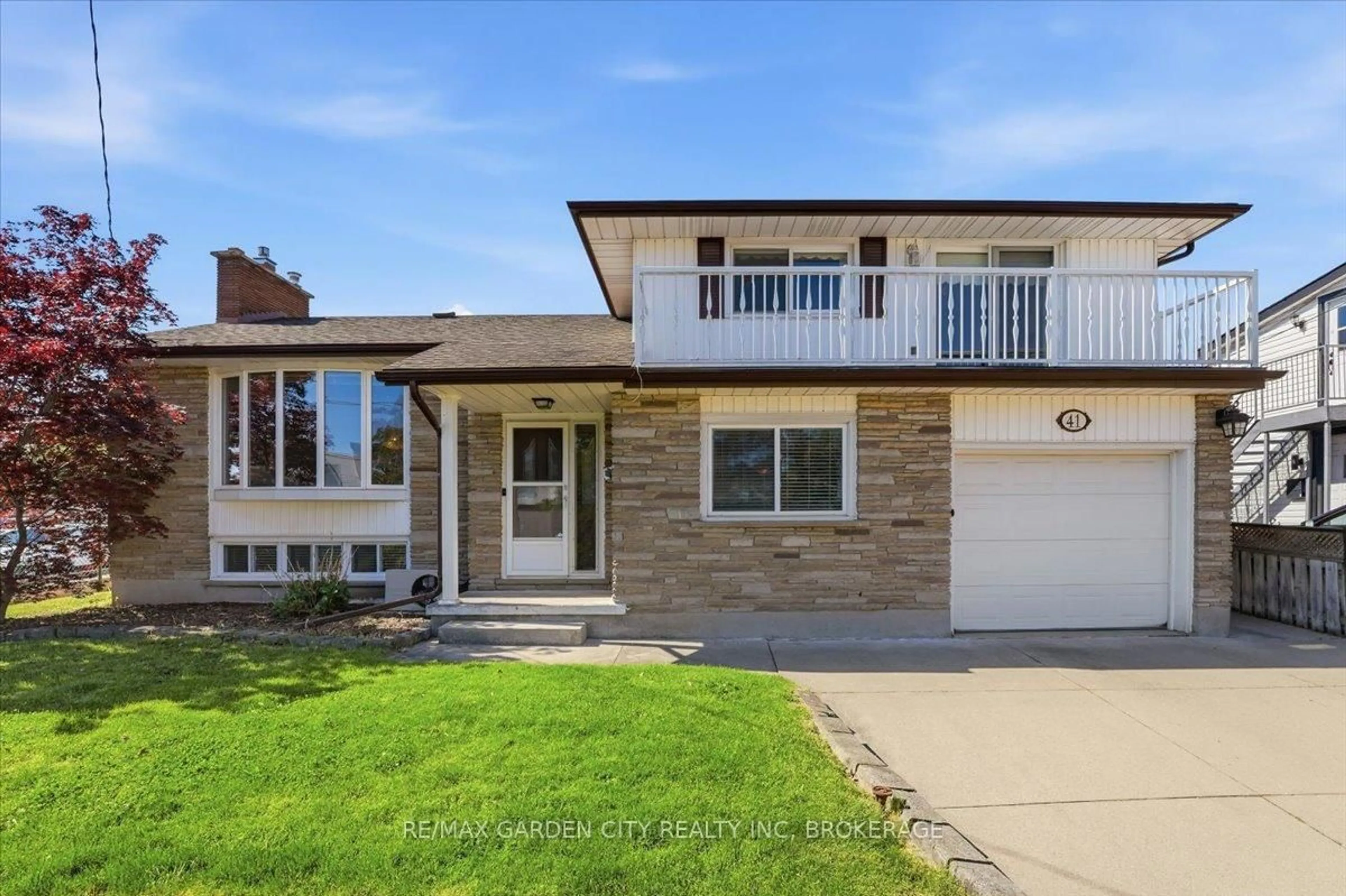 Home with vinyl exterior material, street for 41 Albert St, Thorold Ontario L2V 2G4