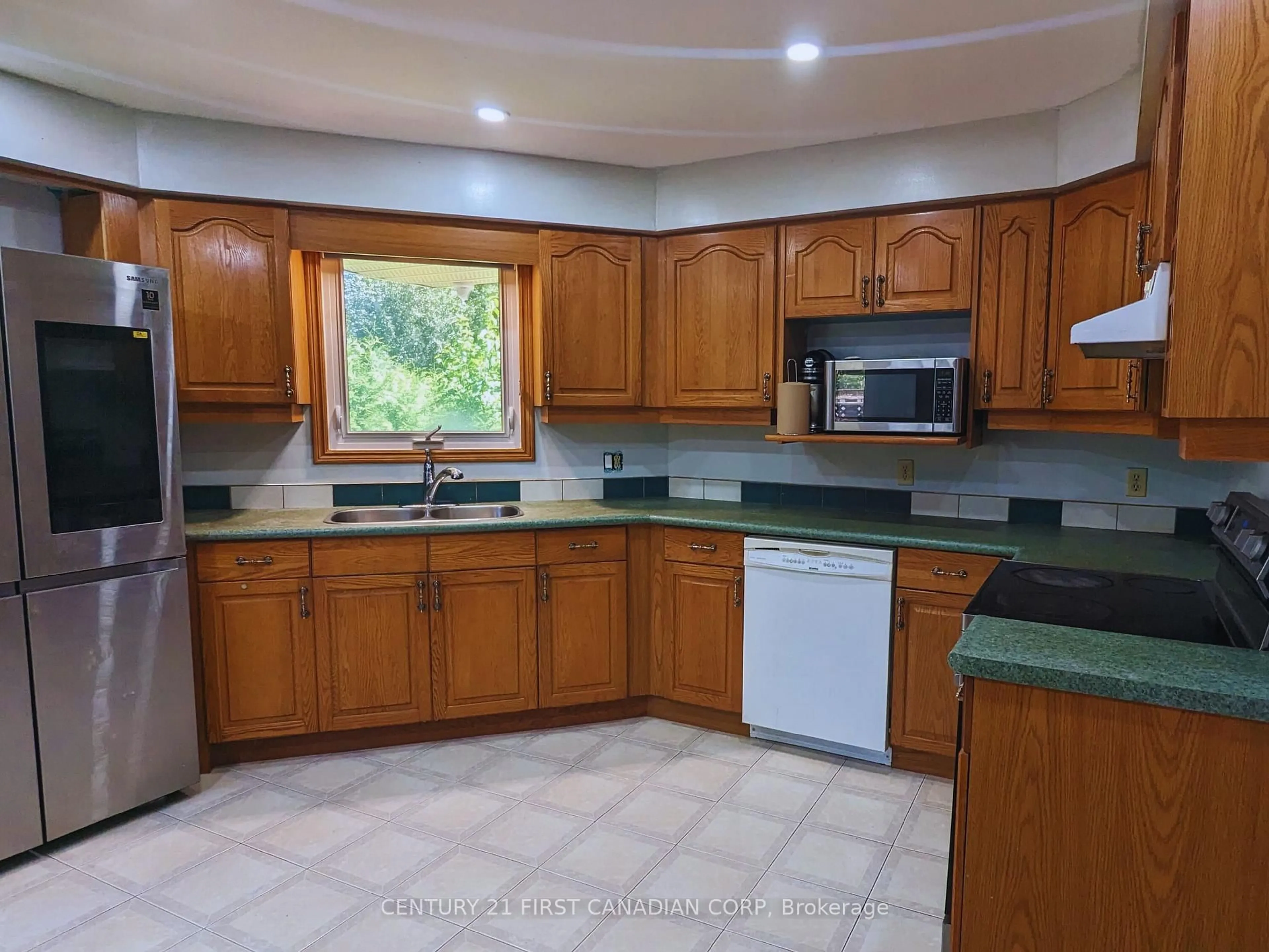 Standard kitchen, ceramic/tile floor for 239 Edmunds Pl, London South Ontario N5Z 4V9