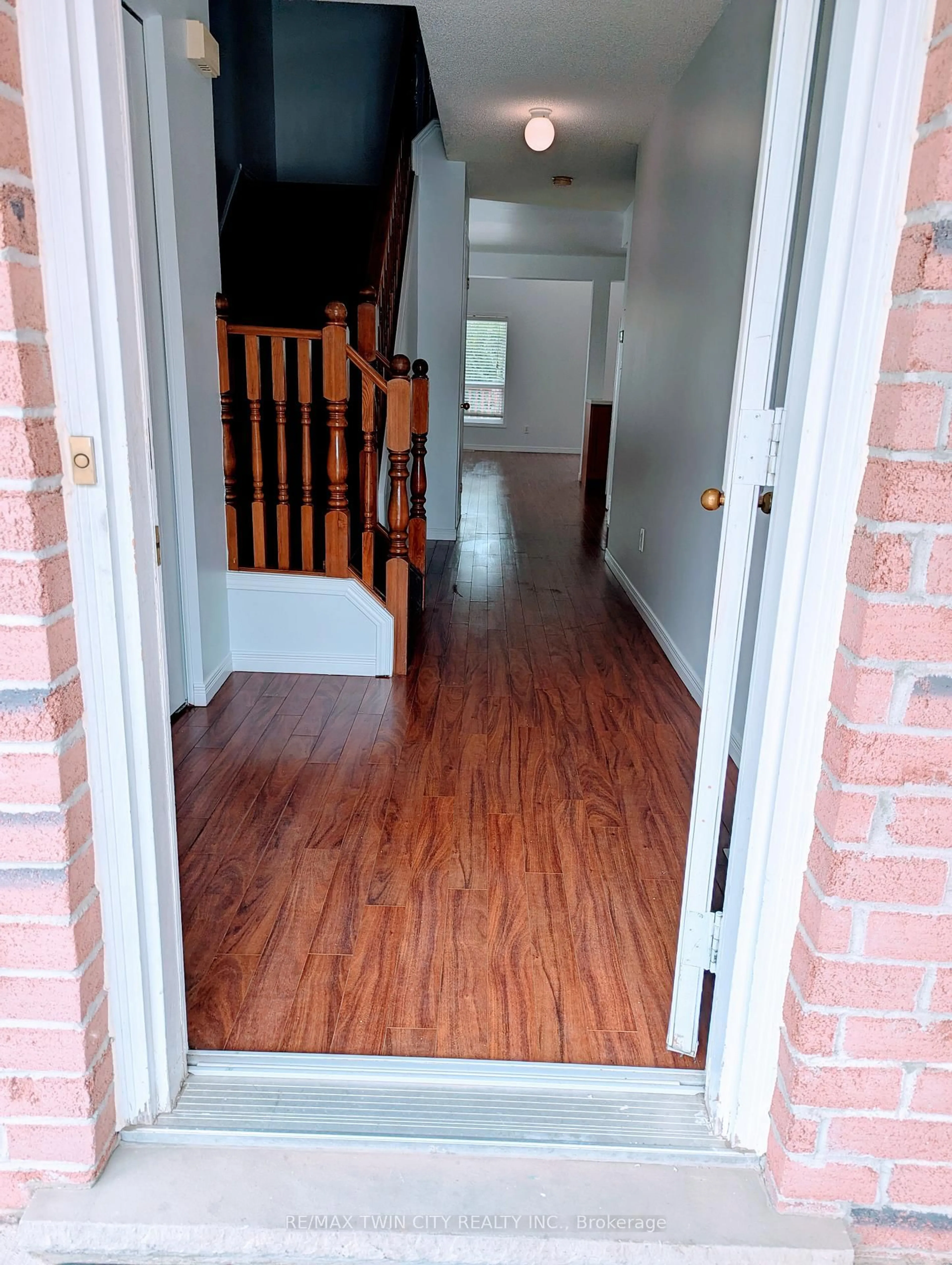 Indoor entryway for 520 Chablis Dr, Waterloo Ontario N2T 2X9