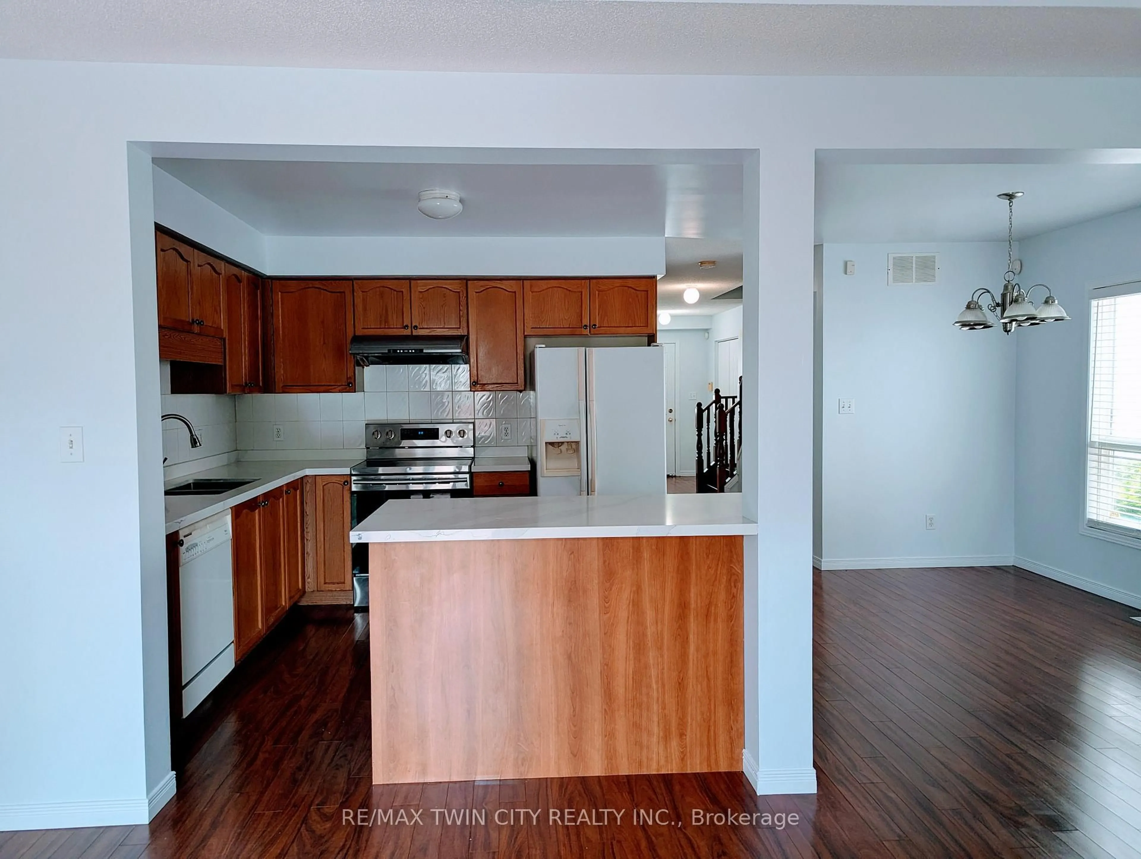Standard kitchen, wood/laminate floor for 520 Chablis Dr, Waterloo Ontario N2T 2X9
