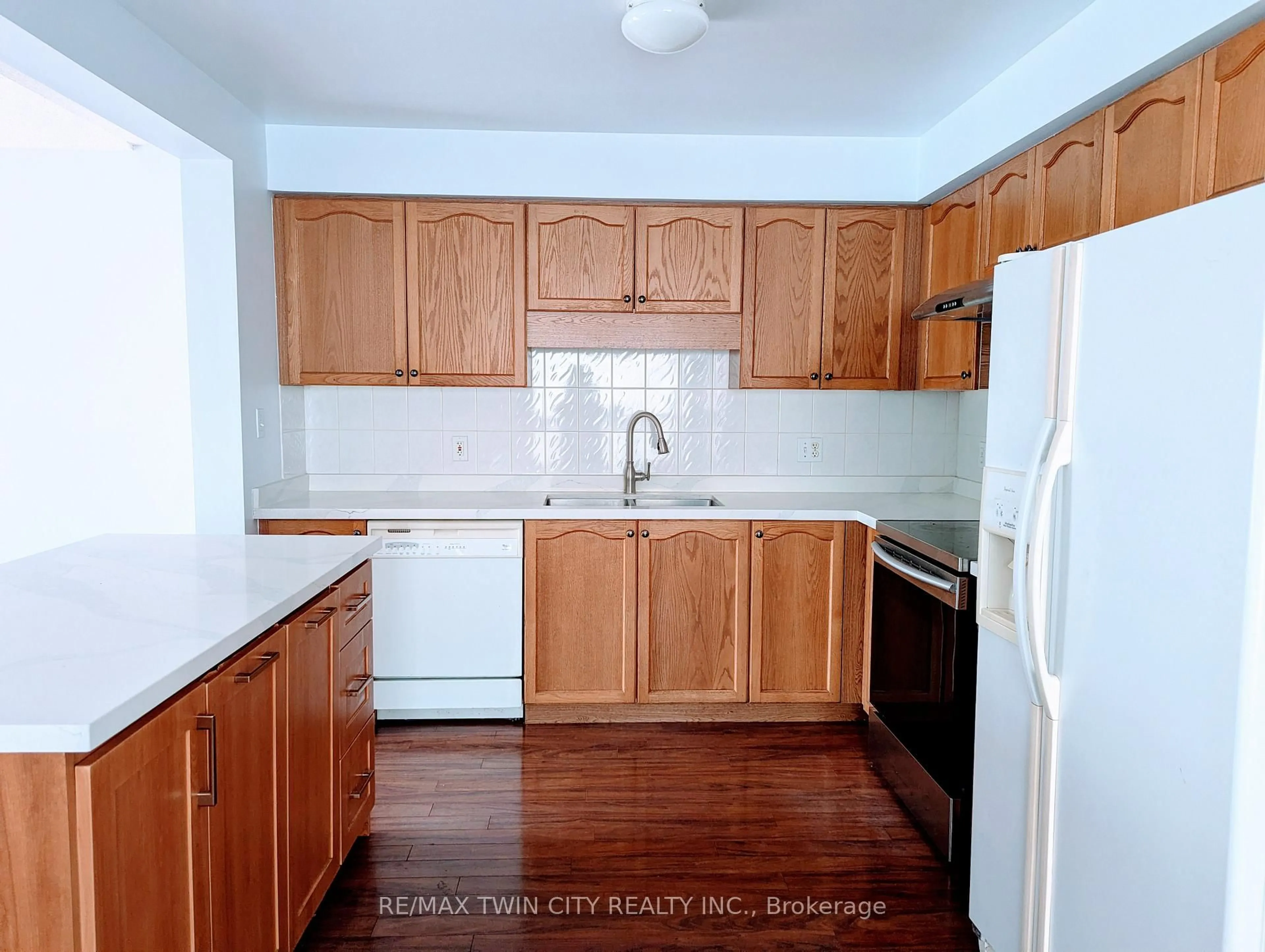 Standard kitchen, unknown for 520 Chablis Dr, Waterloo Ontario N2T 2X9