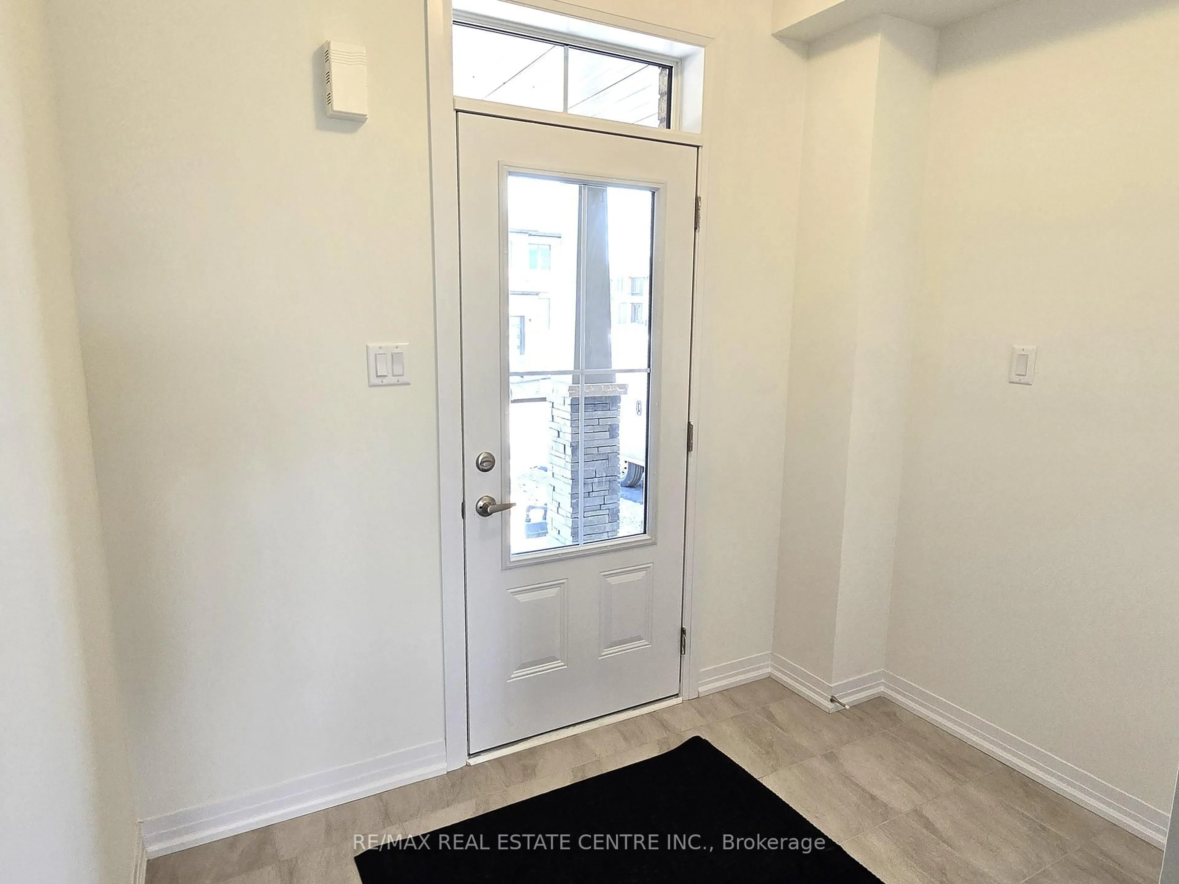 Indoor entryway for 131 Brighton Lane, Thorold Ontario L2E 6S4