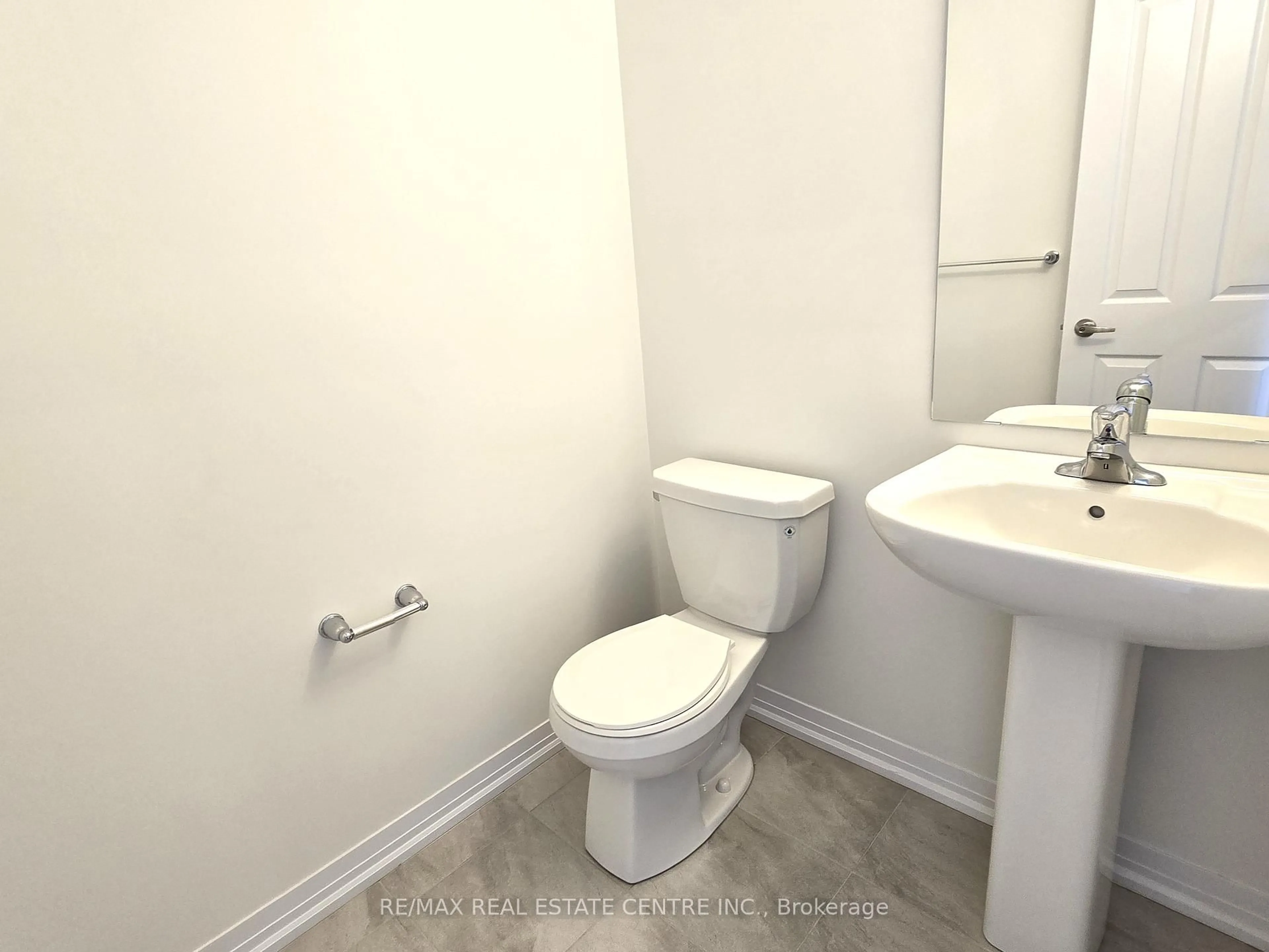 Standard bathroom, floor is not visible for 131 Brighton Lane, Thorold Ontario L2E 6S4