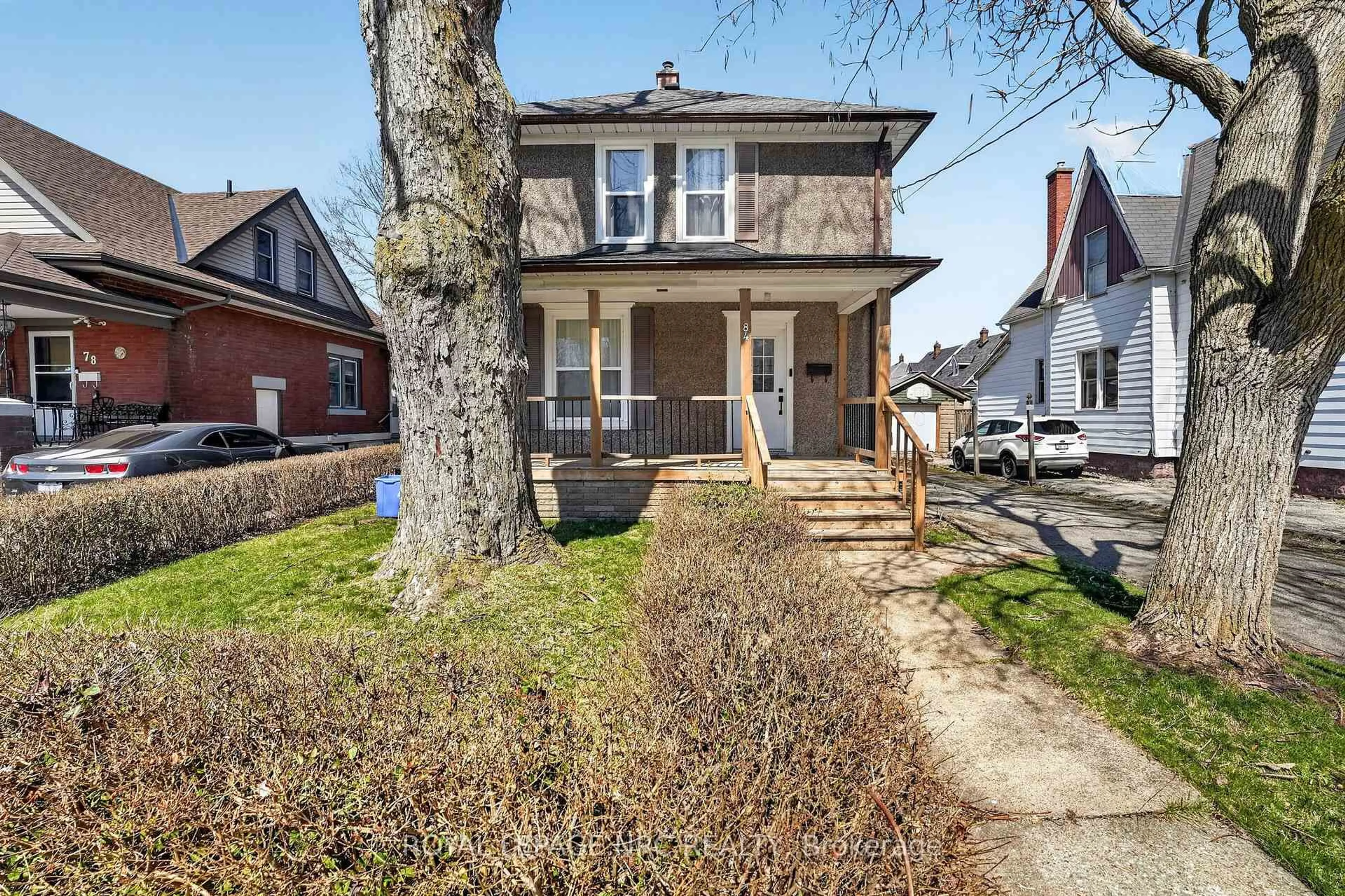 A pic from outside/outdoor area/front of a property/back of a property/a pic from drone, street for 84 State St, Welland Ontario L3B 4K5