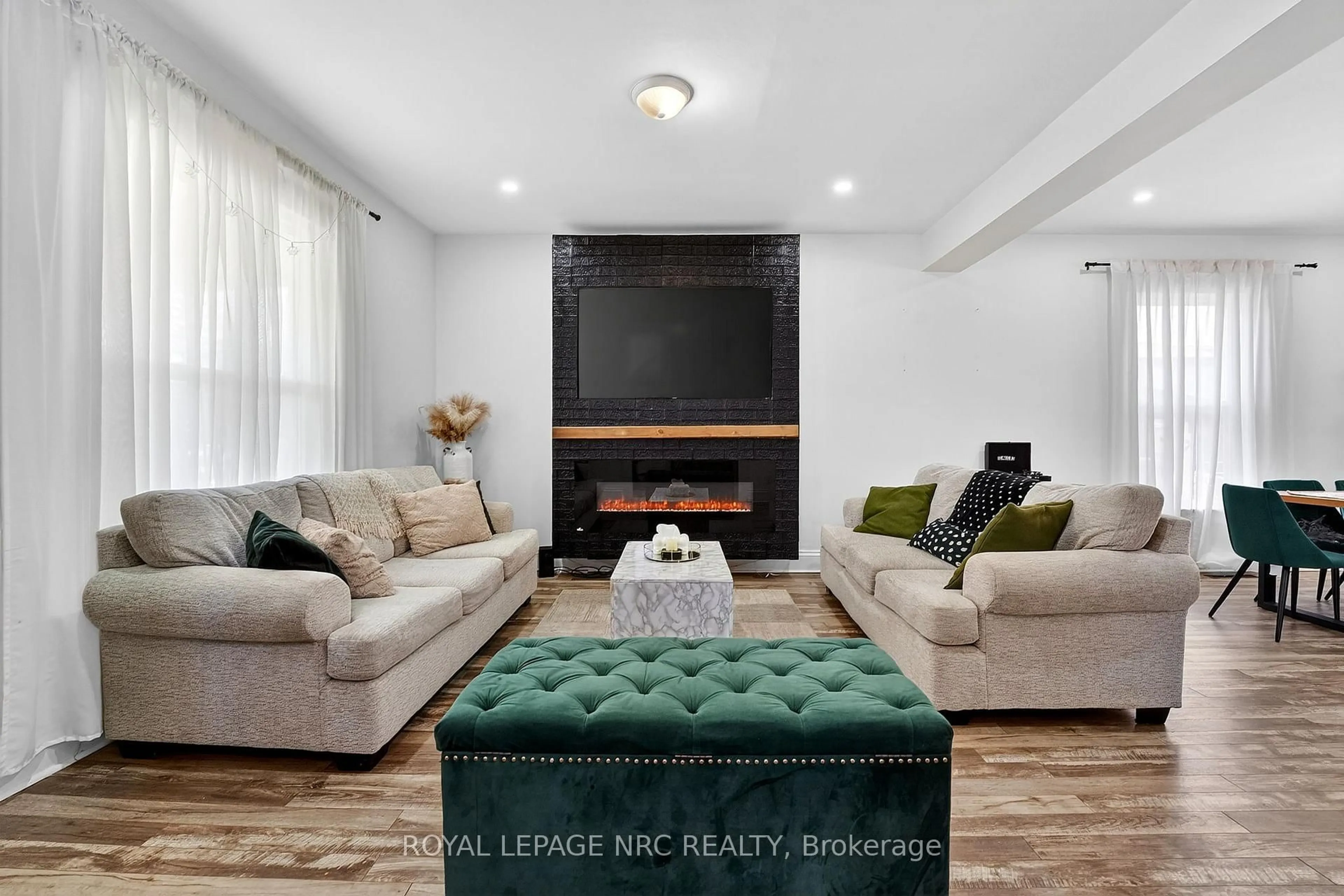 Living room with furniture, unknown for 84 State St, Welland Ontario L3B 4K5