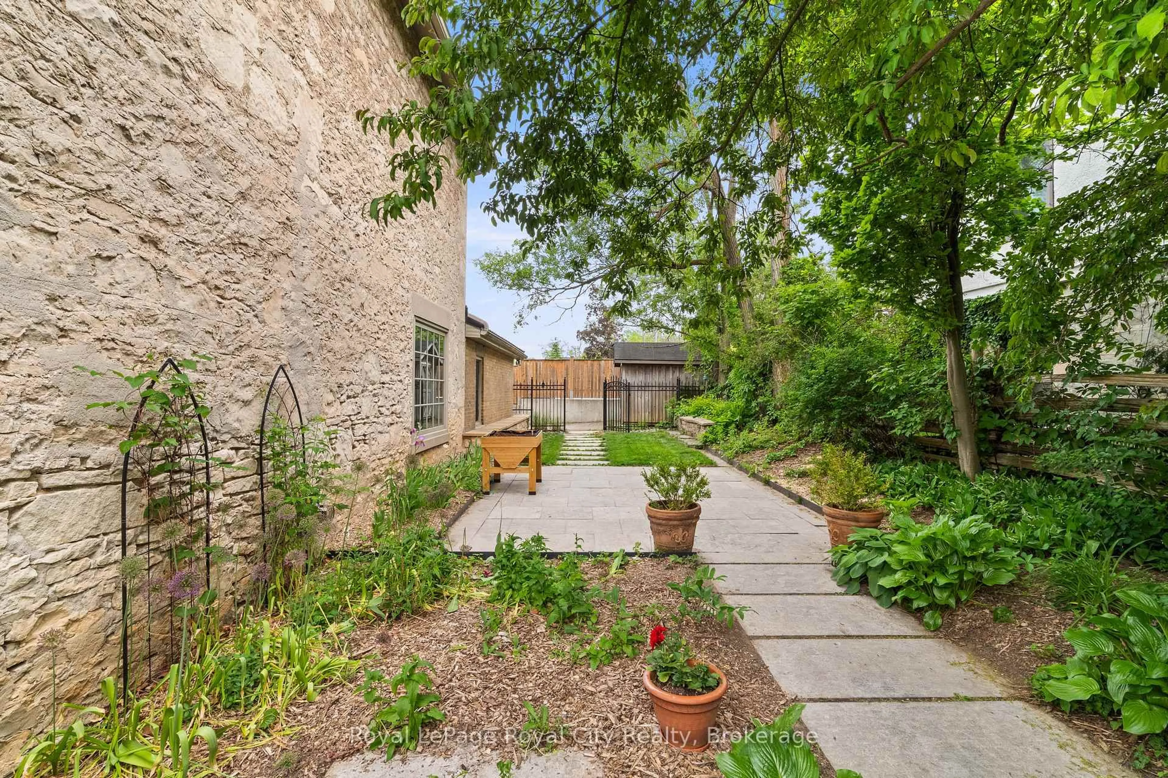 Patio, street for 19 London Rd, Guelph Ontario N1H 2B2