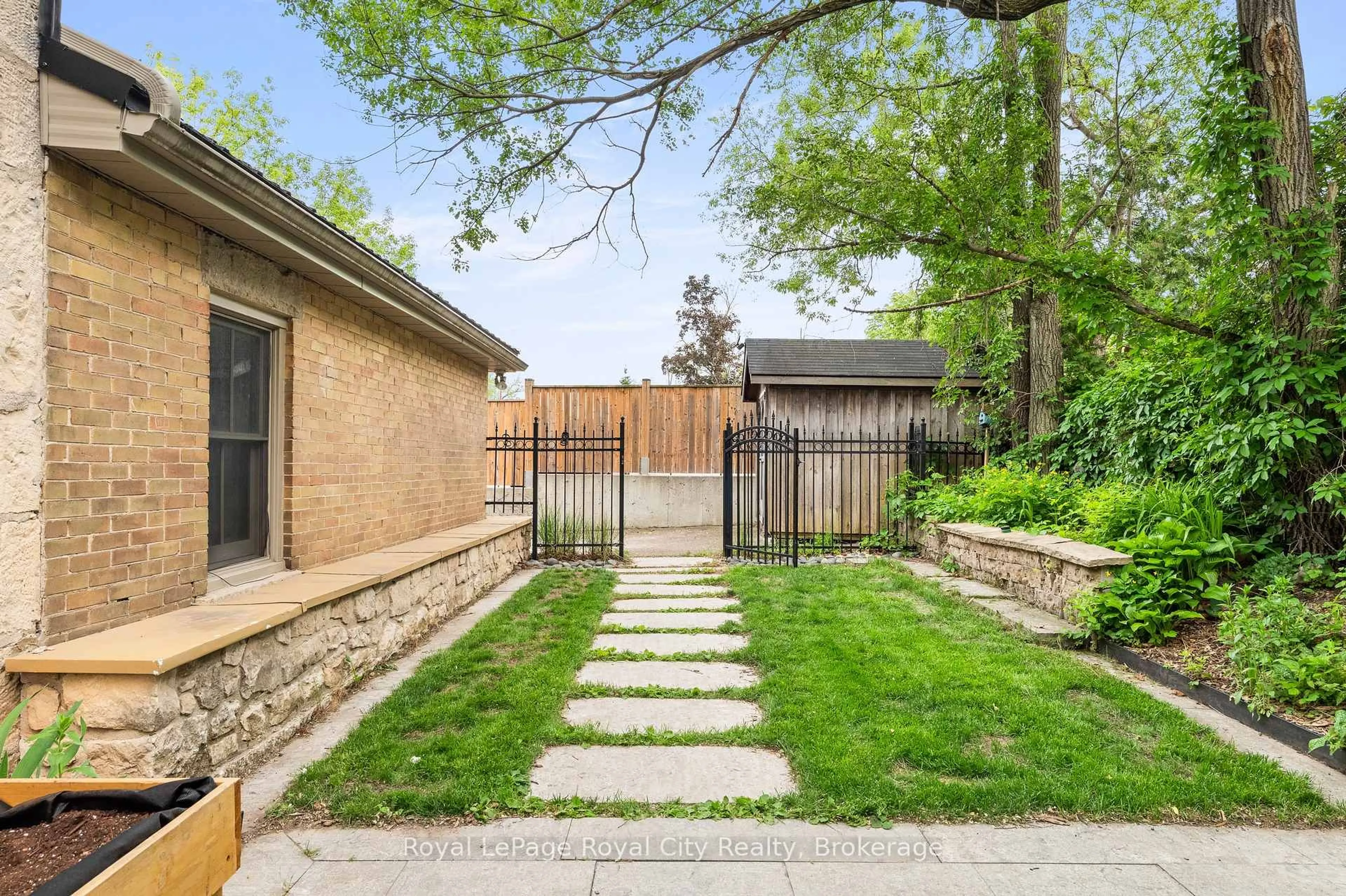 Patio, street for 19 London Rd, Guelph Ontario N1H 2B2