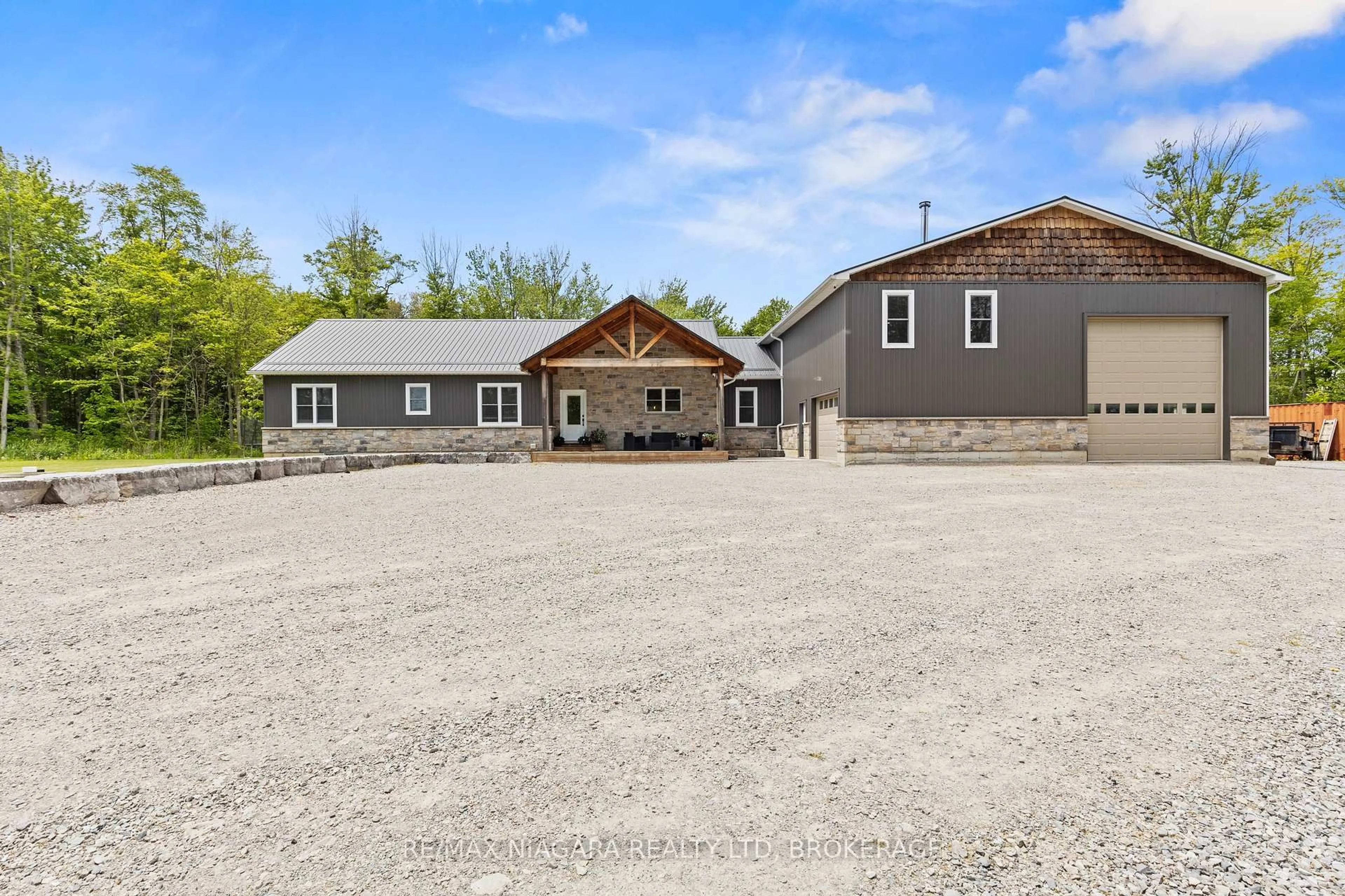 A pic from outside/outdoor area/front of a property/back of a property/a pic from drone, building for 52896 Putman Rd, Wainfleet Ontario L0R 2J0