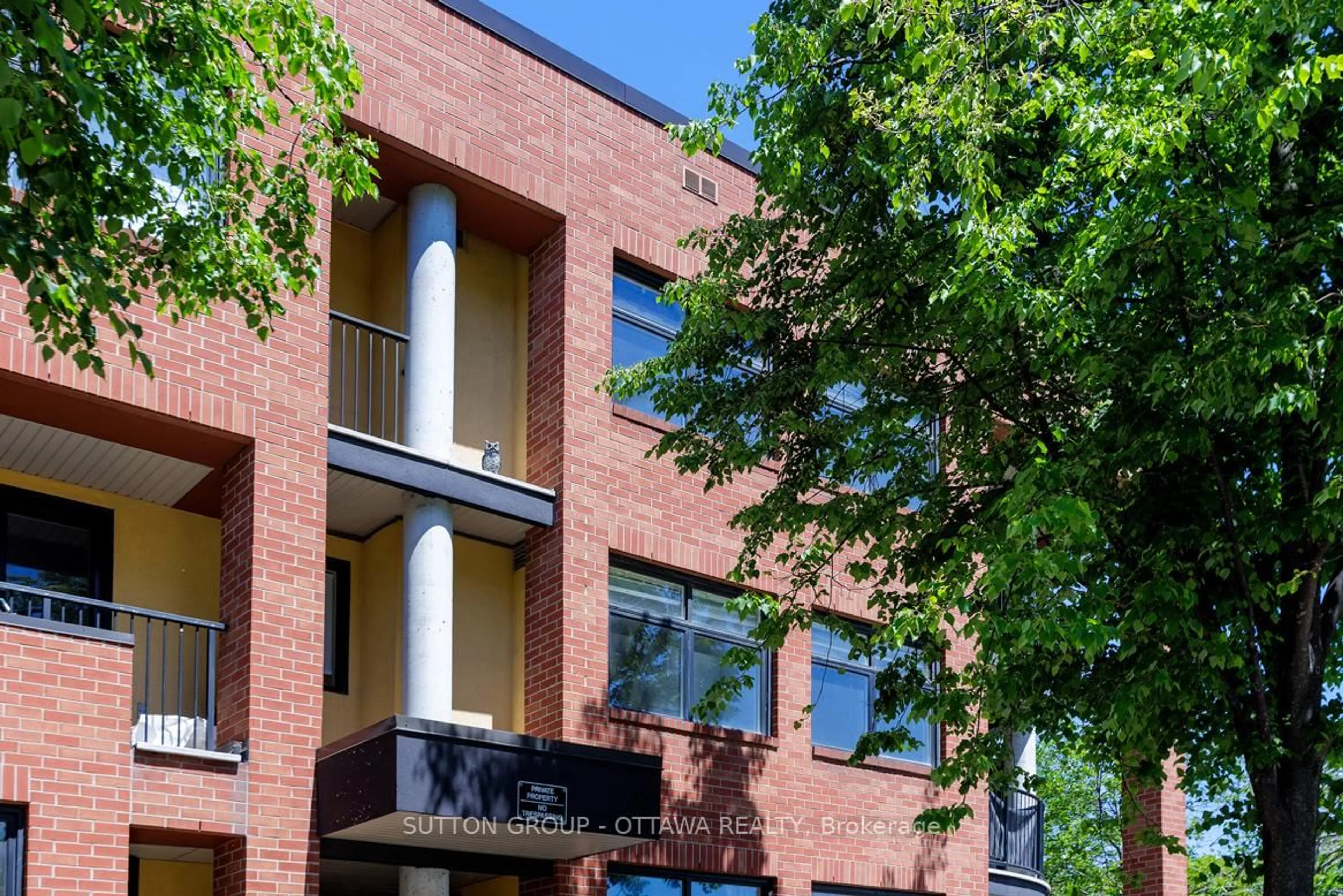 Home with brick exterior material, building for 255 Clarence St #10, Ottawa Ontario K1N 5P9