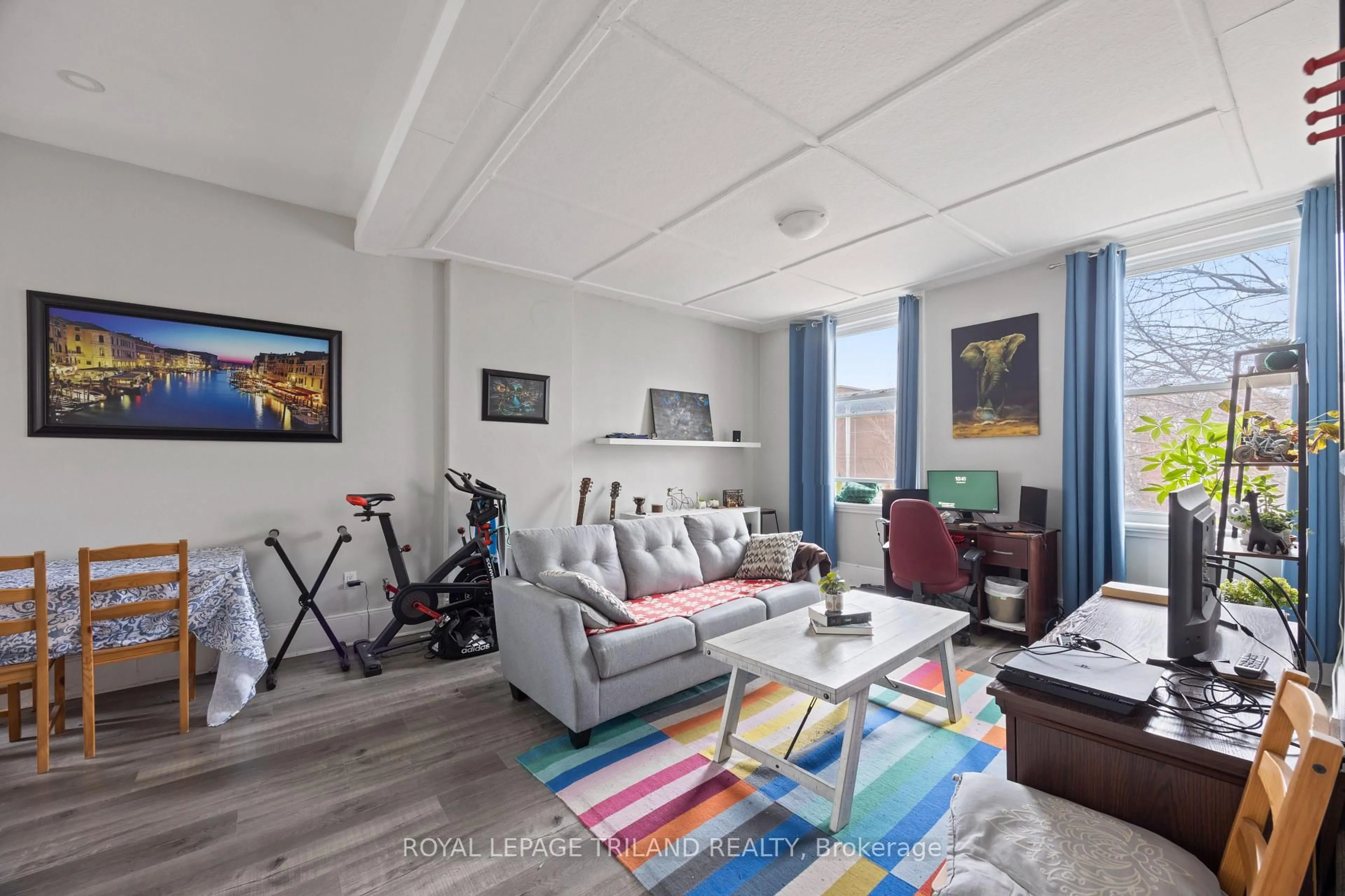 Living room with furniture, wood/laminate floor for 434 Dufferin Ave, London East Ontario N6B 1Z6