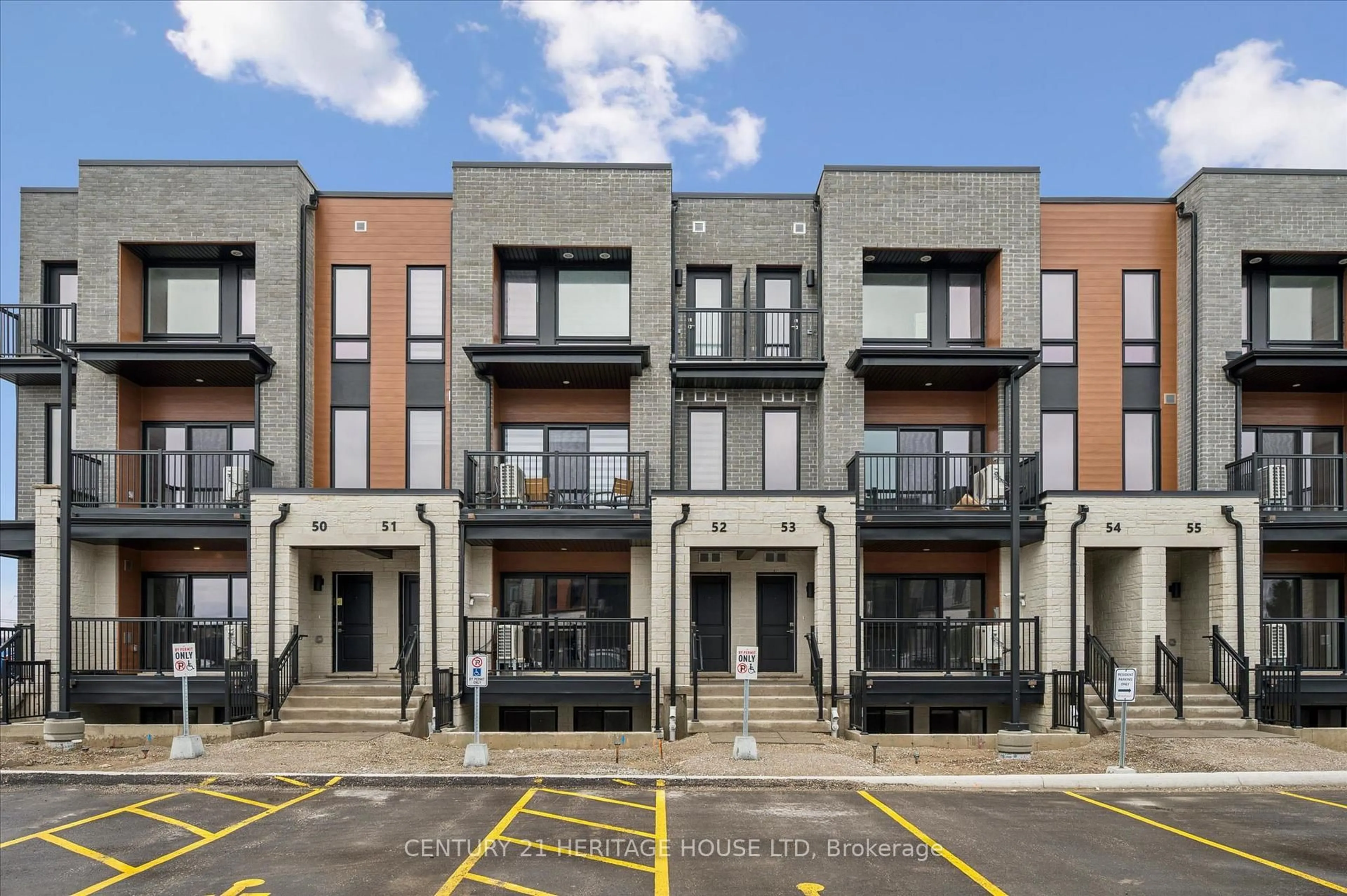 Patio, street for 525 Erinbrook Dr, Kitchener Ontario N2E 3T1