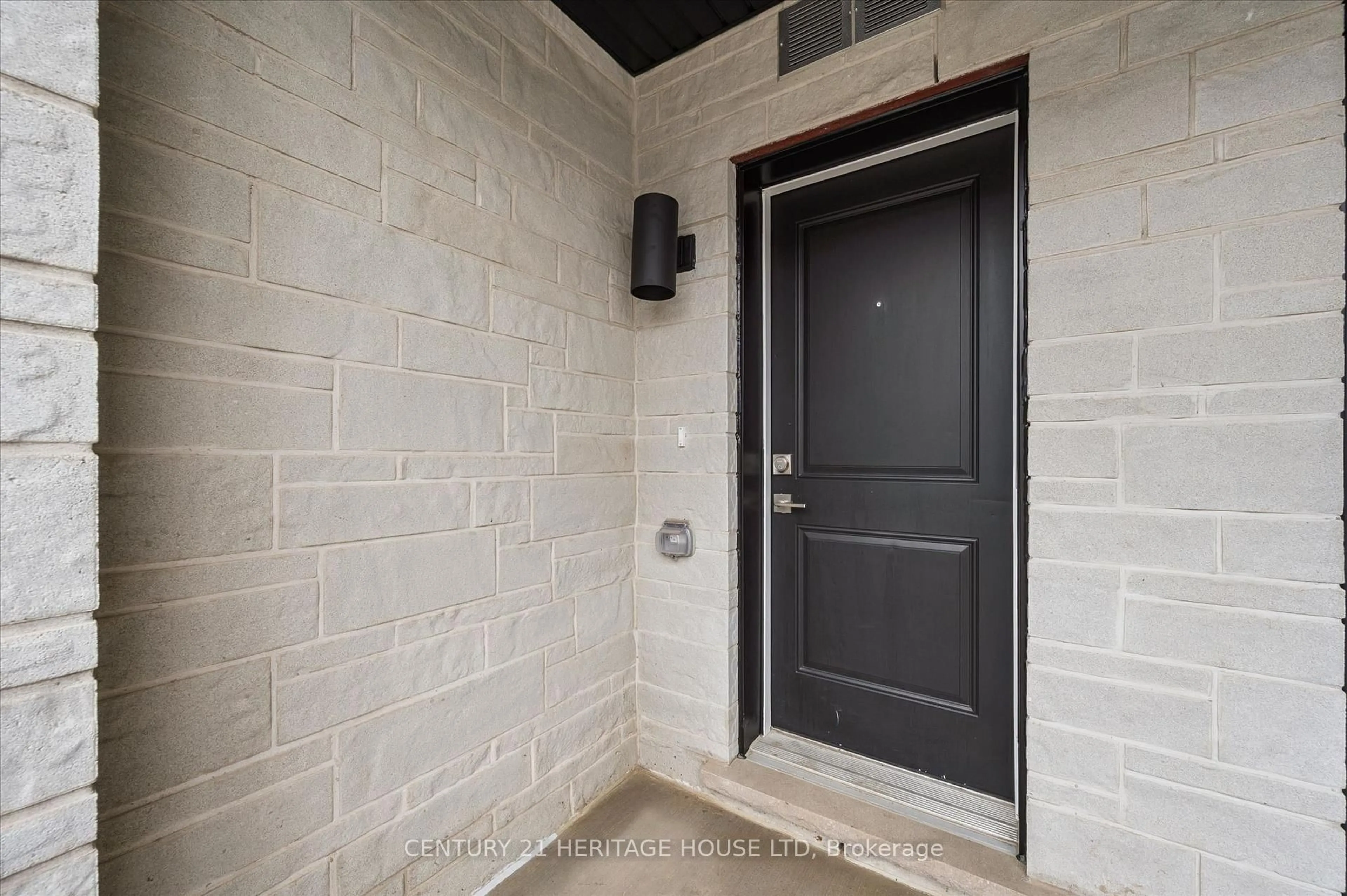 Indoor entryway for 525 Erinbrook Dr, Kitchener Ontario N2E 3T1