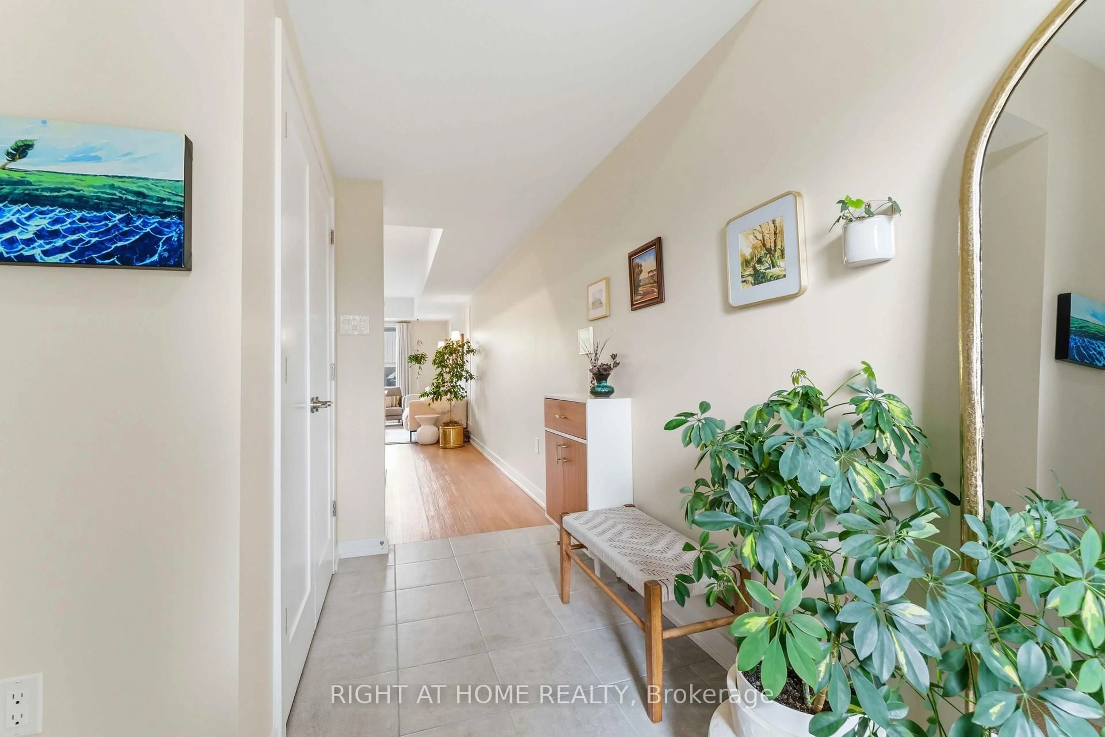 Indoor entryway for 800 Roger Griffiths Ave #D, Kanata Ontario K2S 3A9