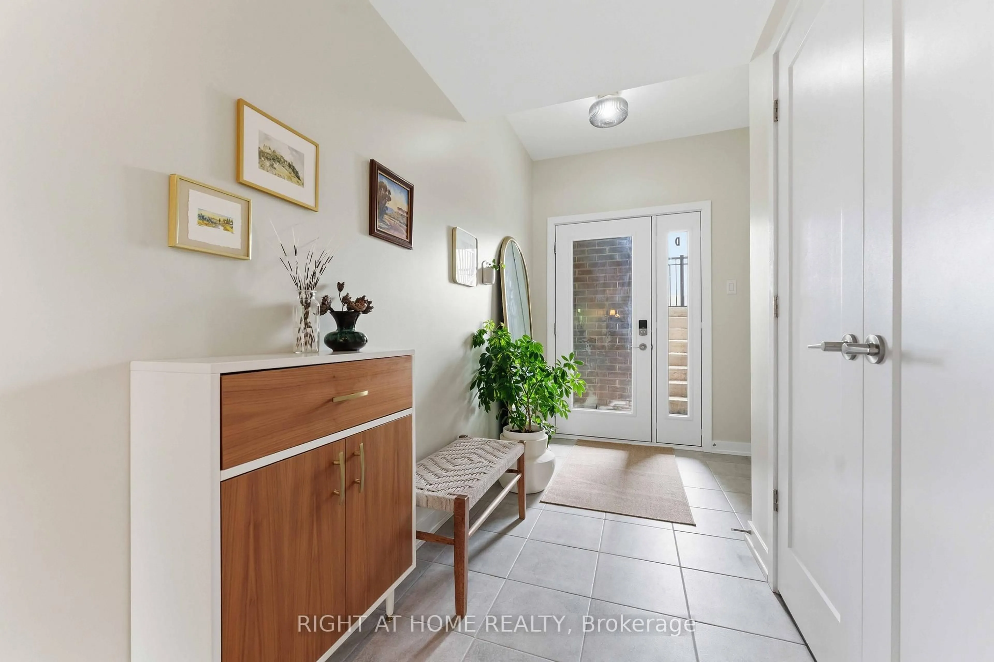 Indoor entryway for 800 Roger Griffiths Ave #D, Kanata Ontario K2S 3A9